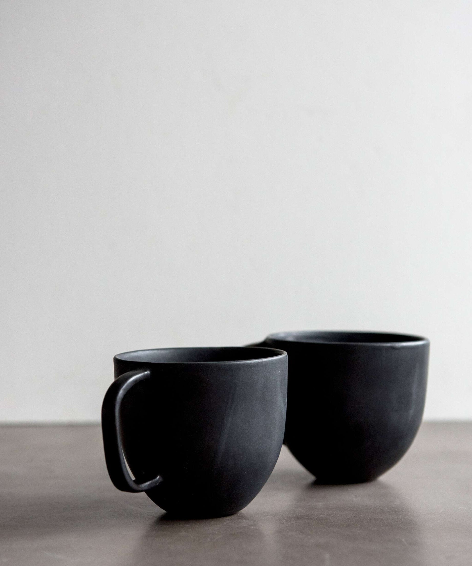 Schwarzer matter Steingut-Kaffeebecher