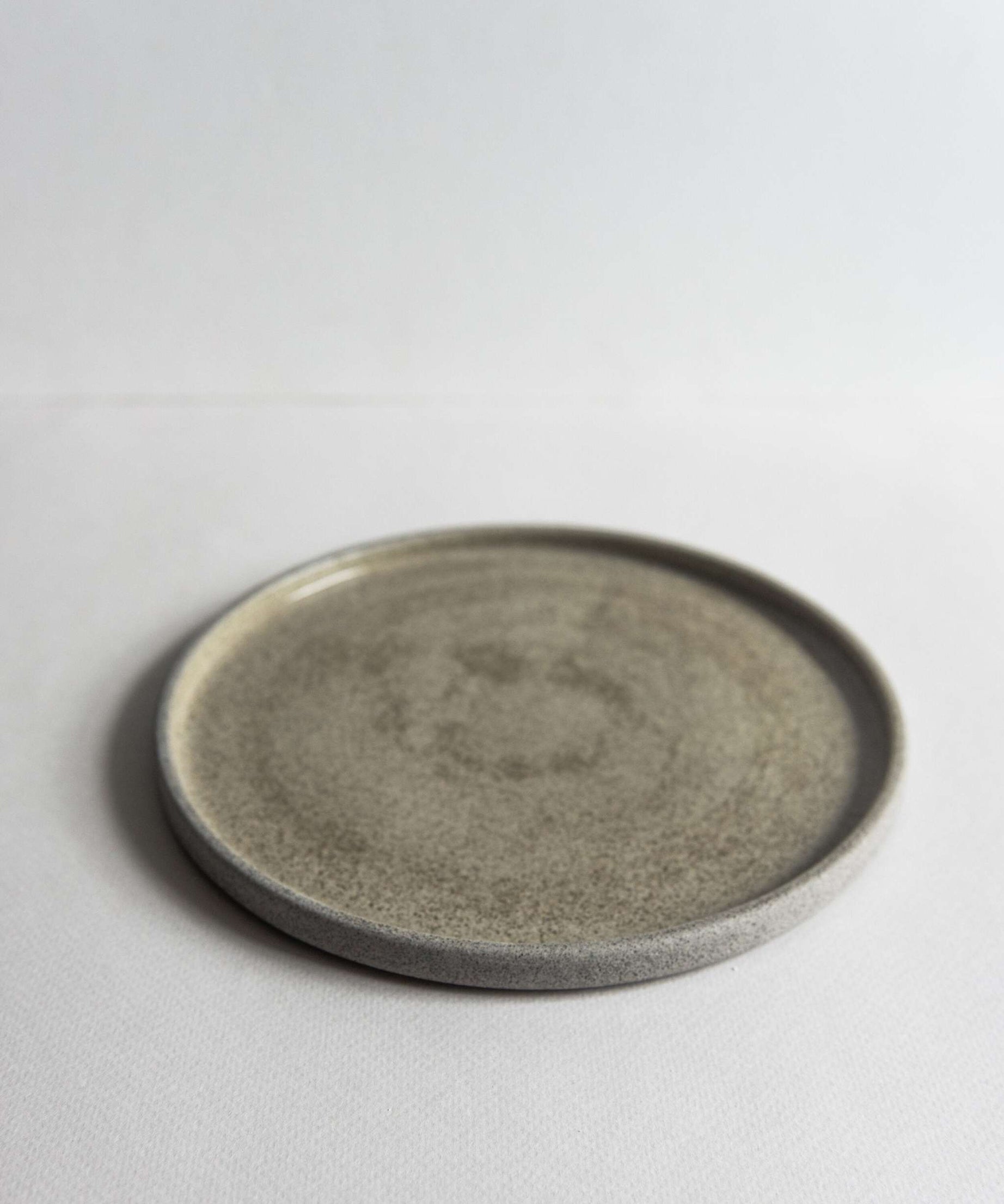 Steingut-Essteller „Beton“