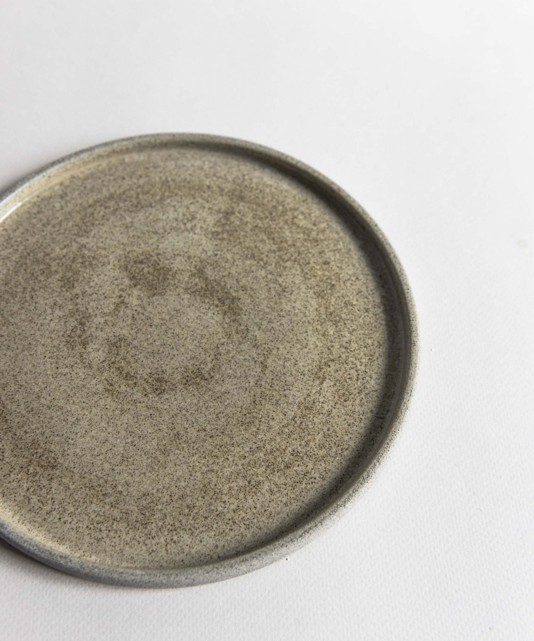 Steingut-Essteller „Beton“