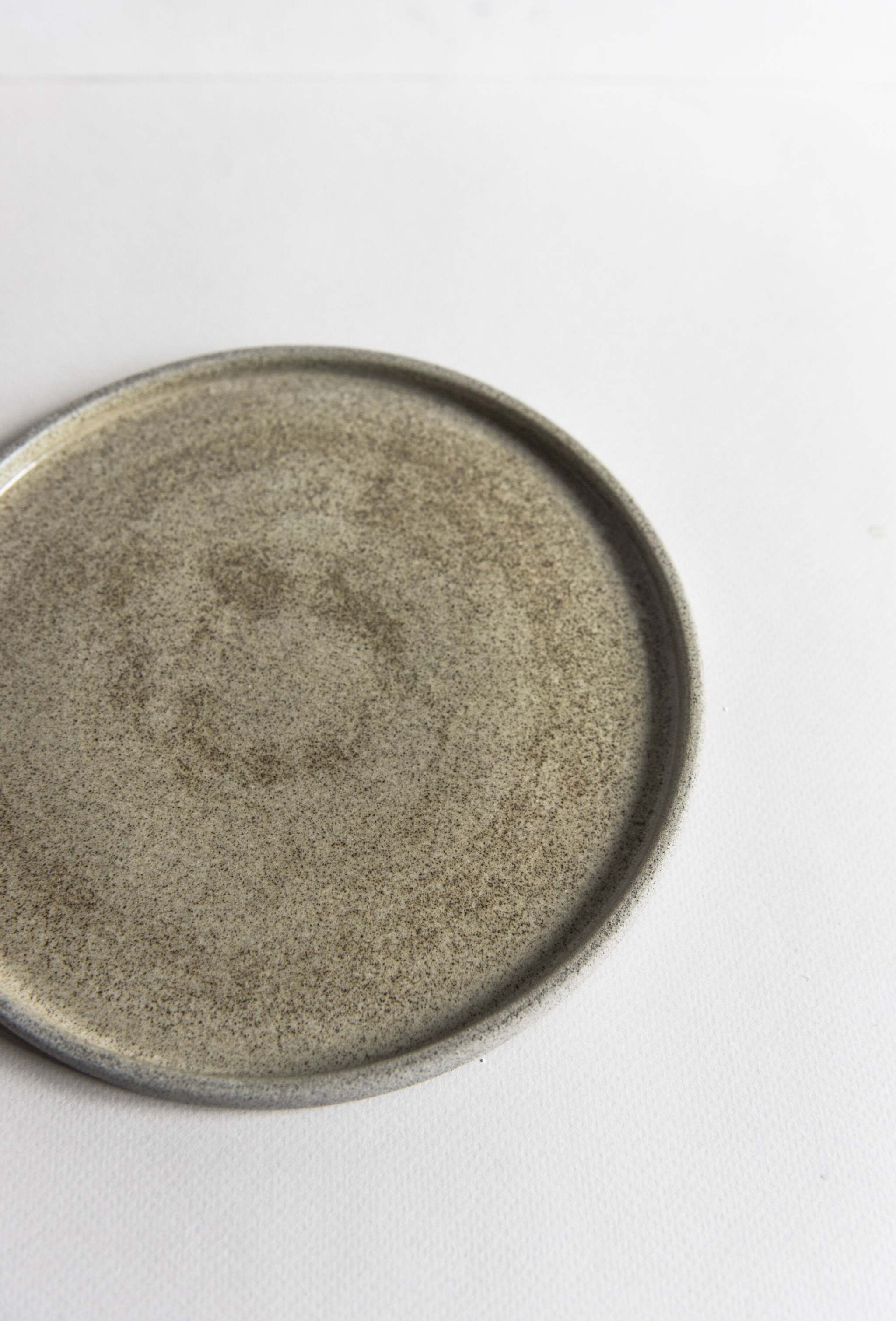Steingut-Essteller „Beton“