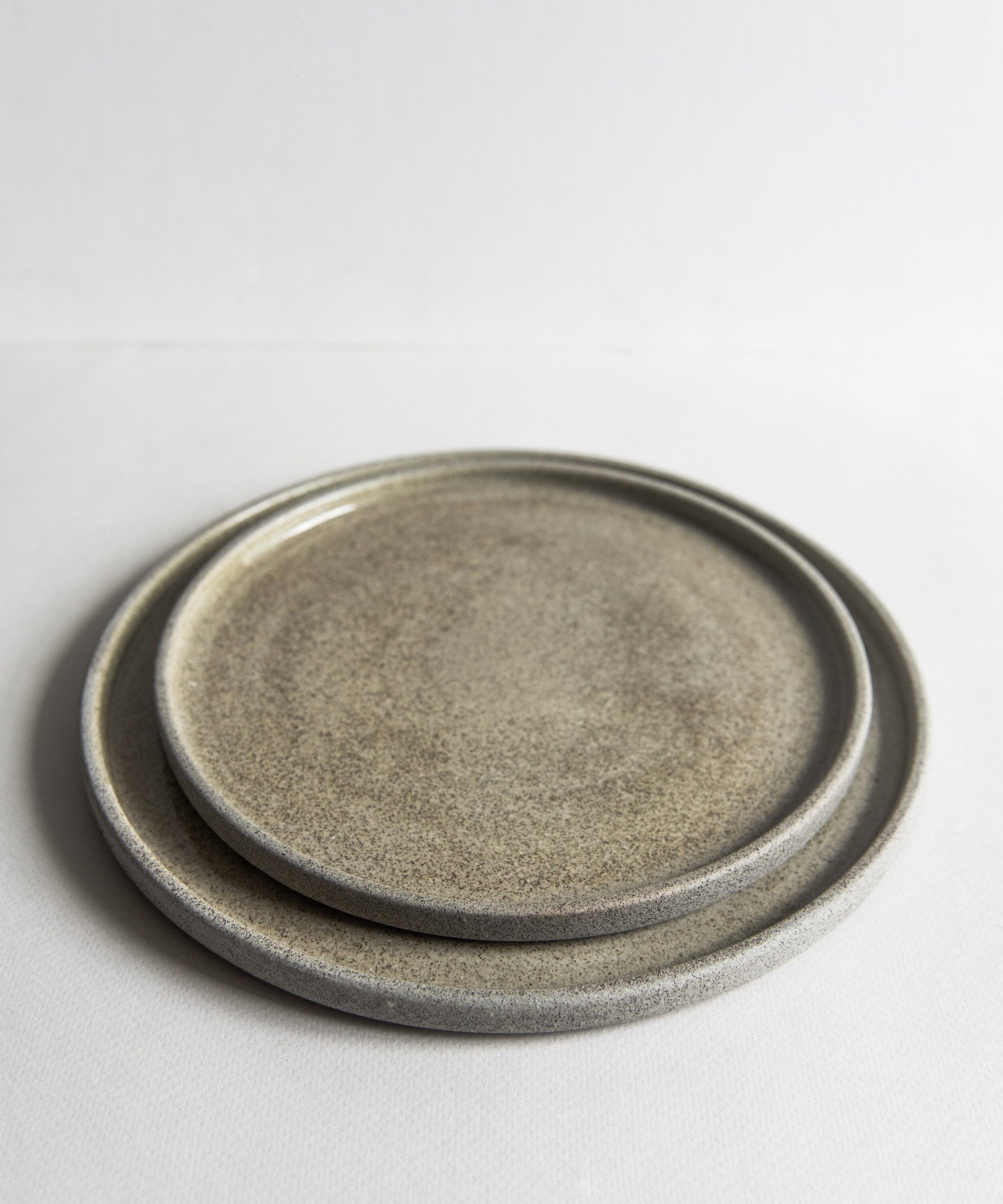 Steingut-Essteller „Beton“