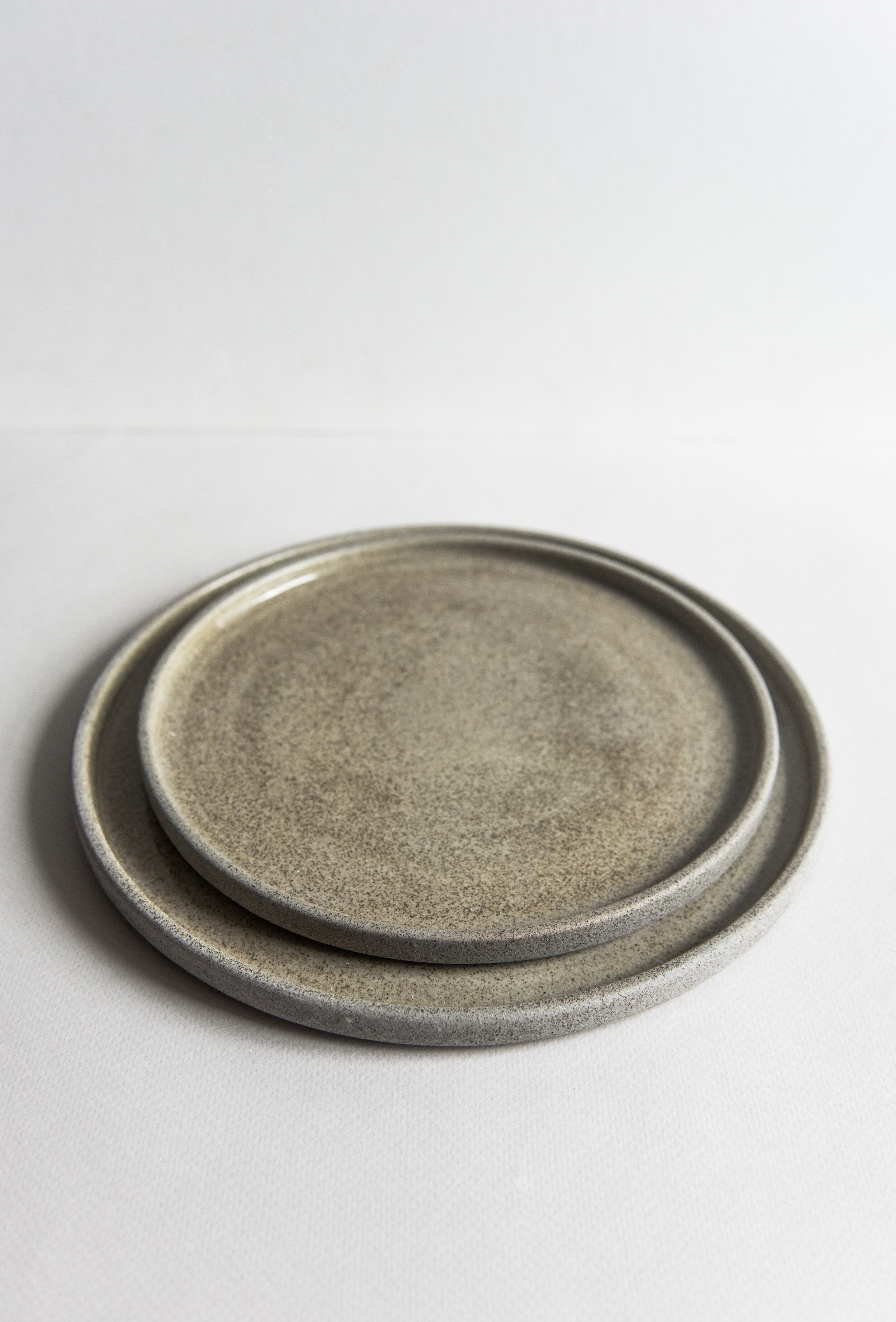 Steingut-Essteller „Beton“
