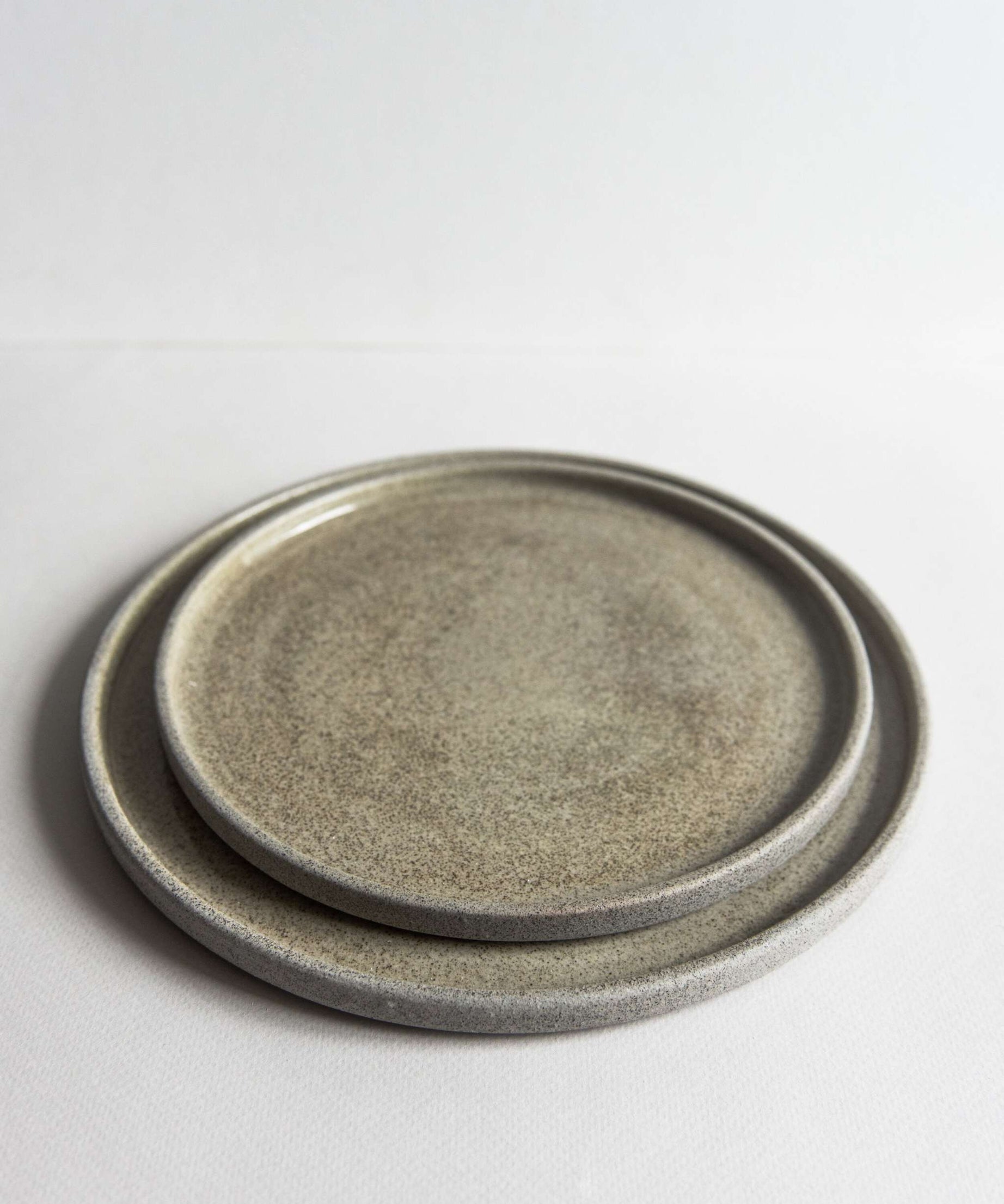 Steingut-Essteller „Beton“