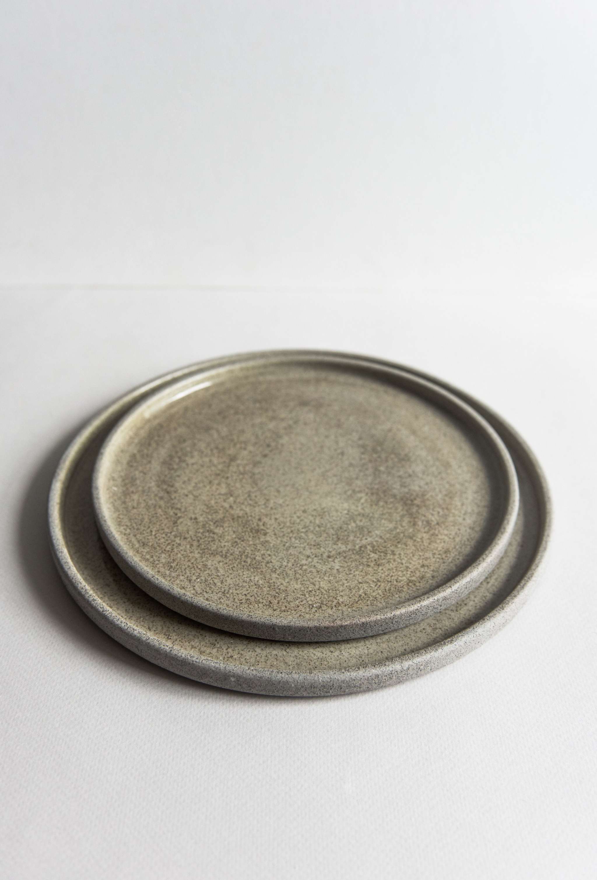 Steingut-Essteller „Beton“