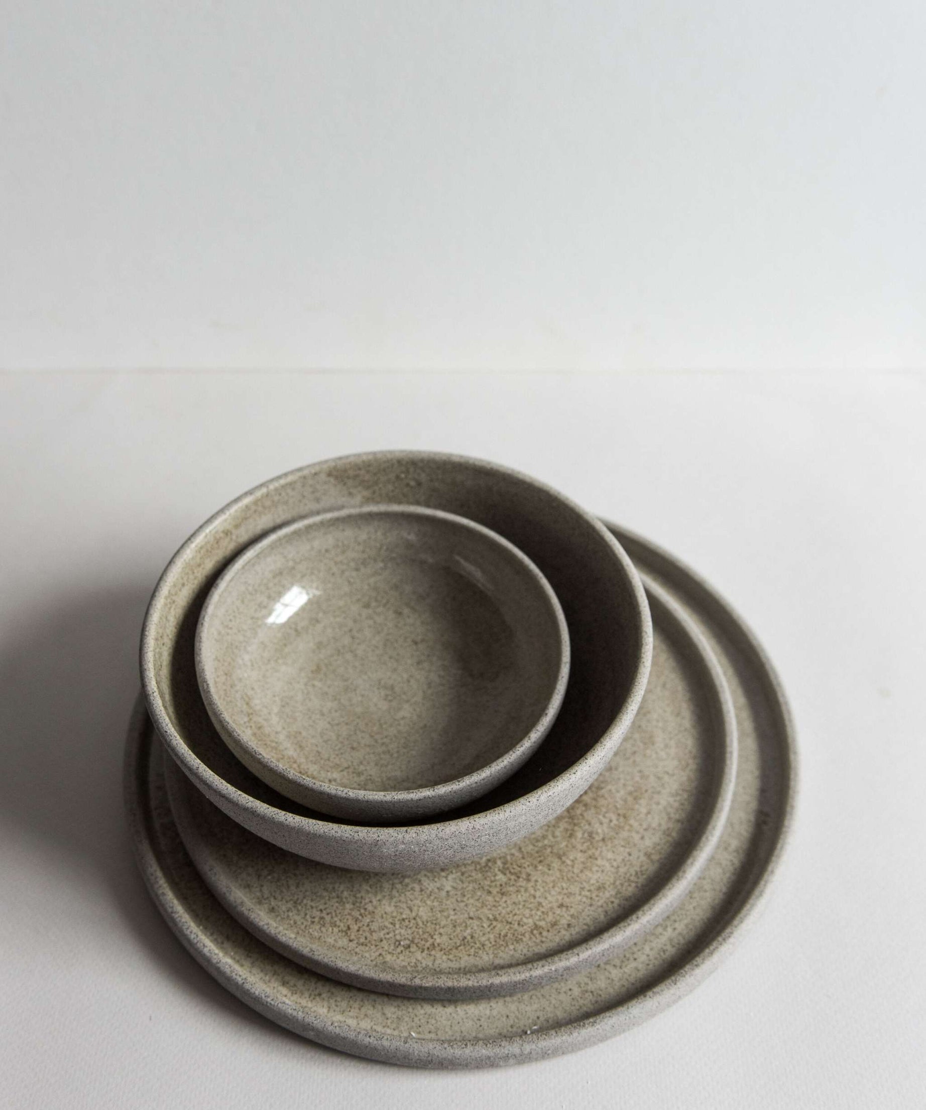 Steingut-Essteller „Beton“