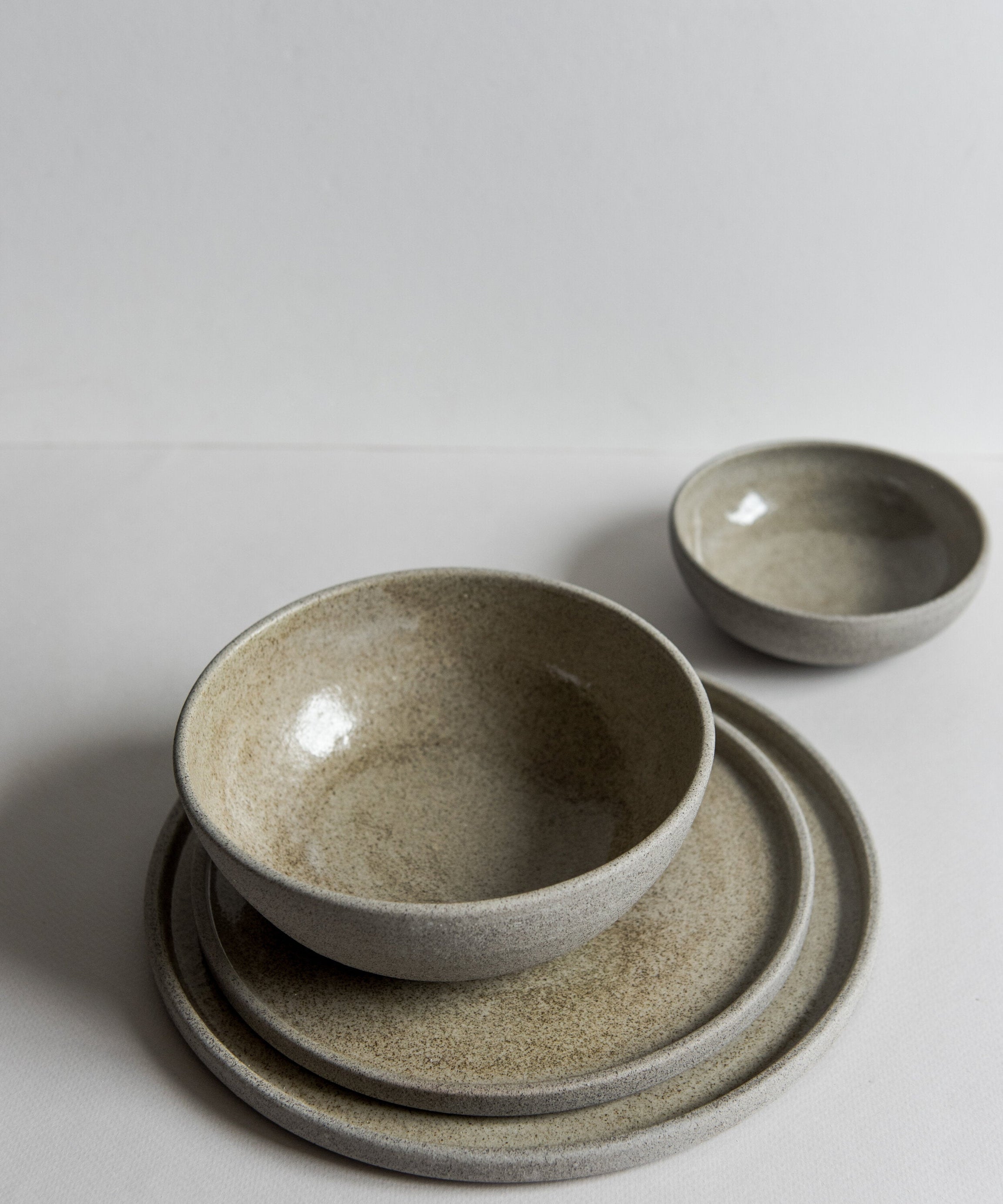 Steingut-Essteller „Beton“