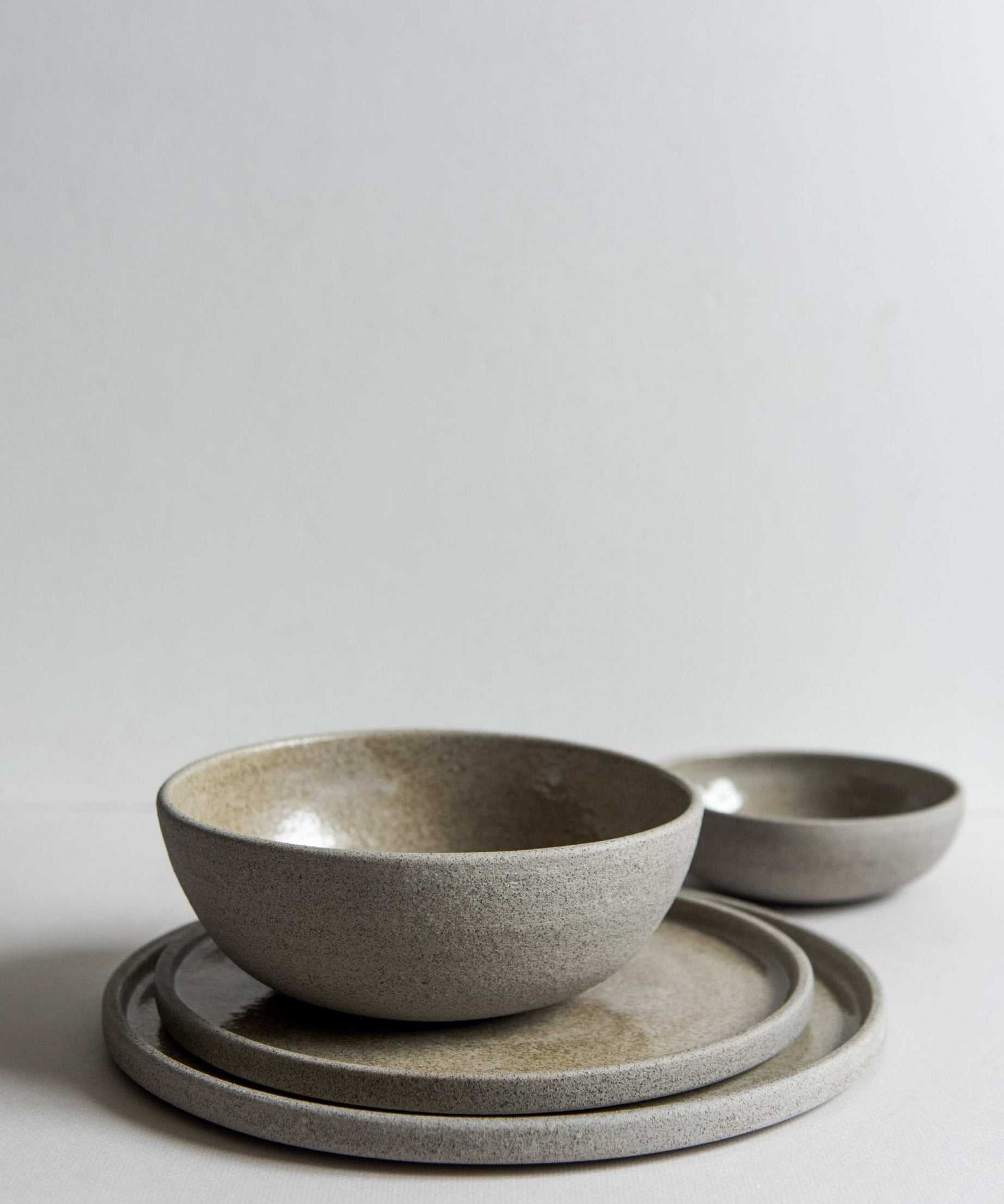 Steingut-Essteller „Beton“