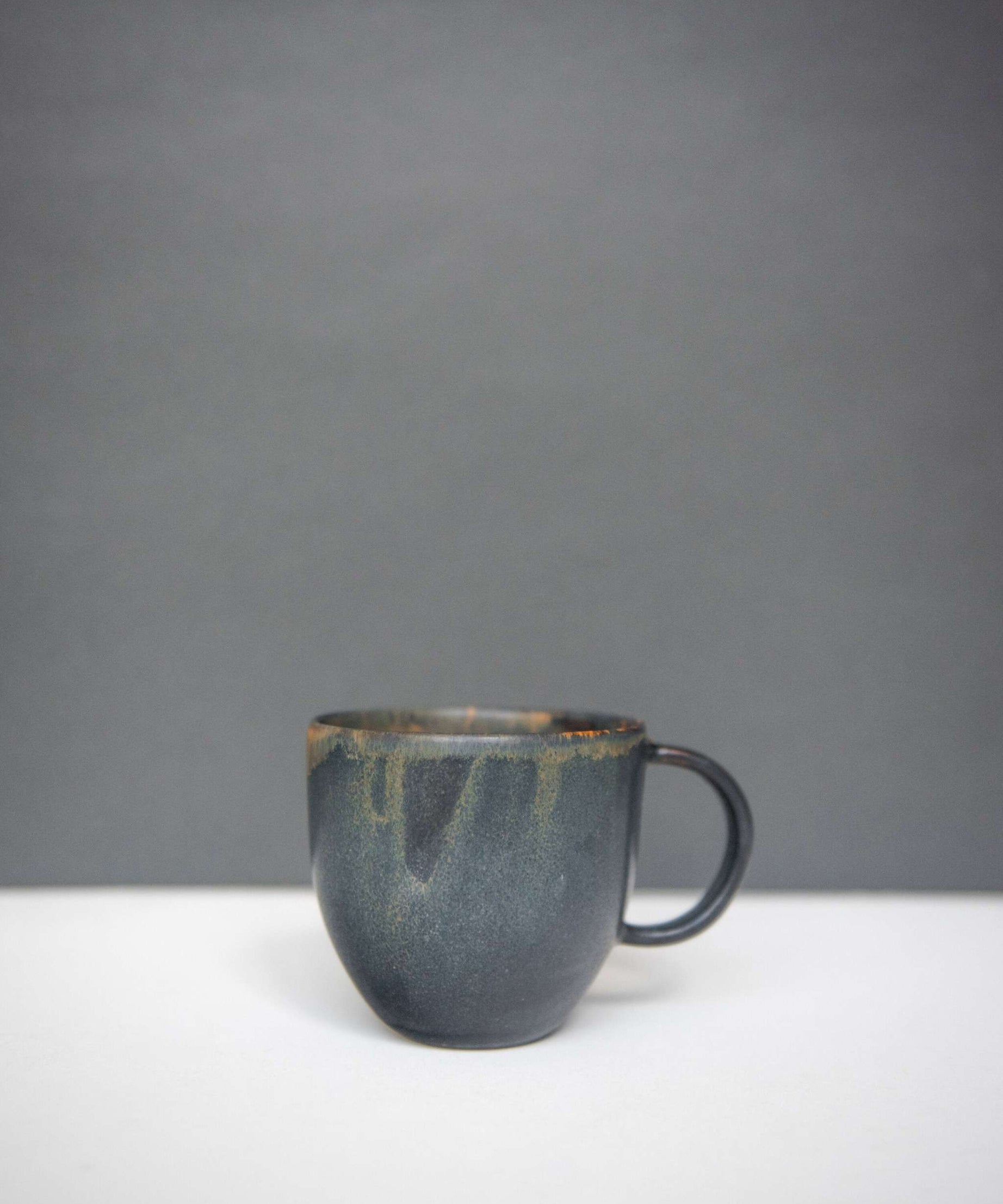Kaffeetasse aus Steingut, Rostfarben