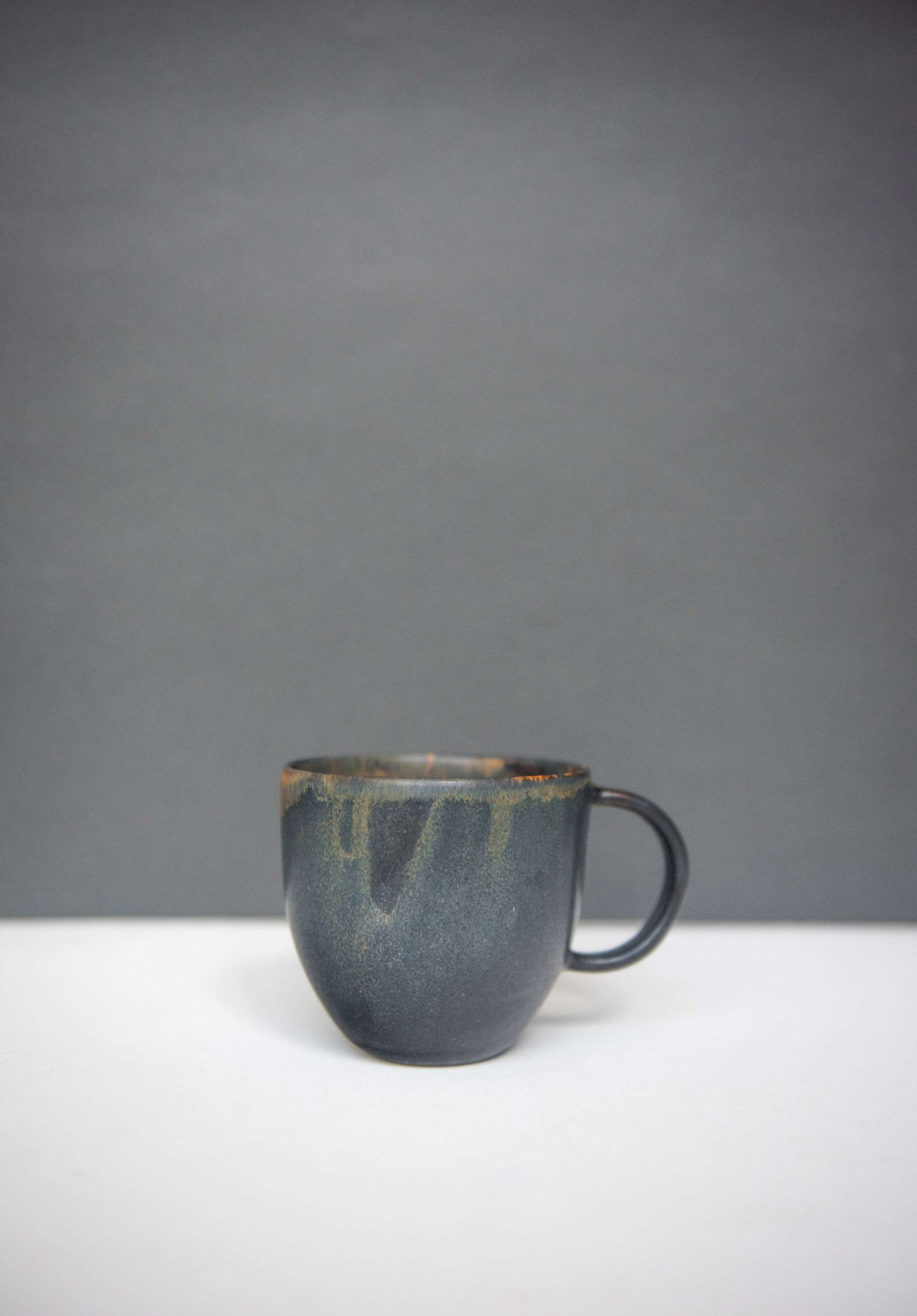 Kaffeetasse aus Steingut, Rostfarben