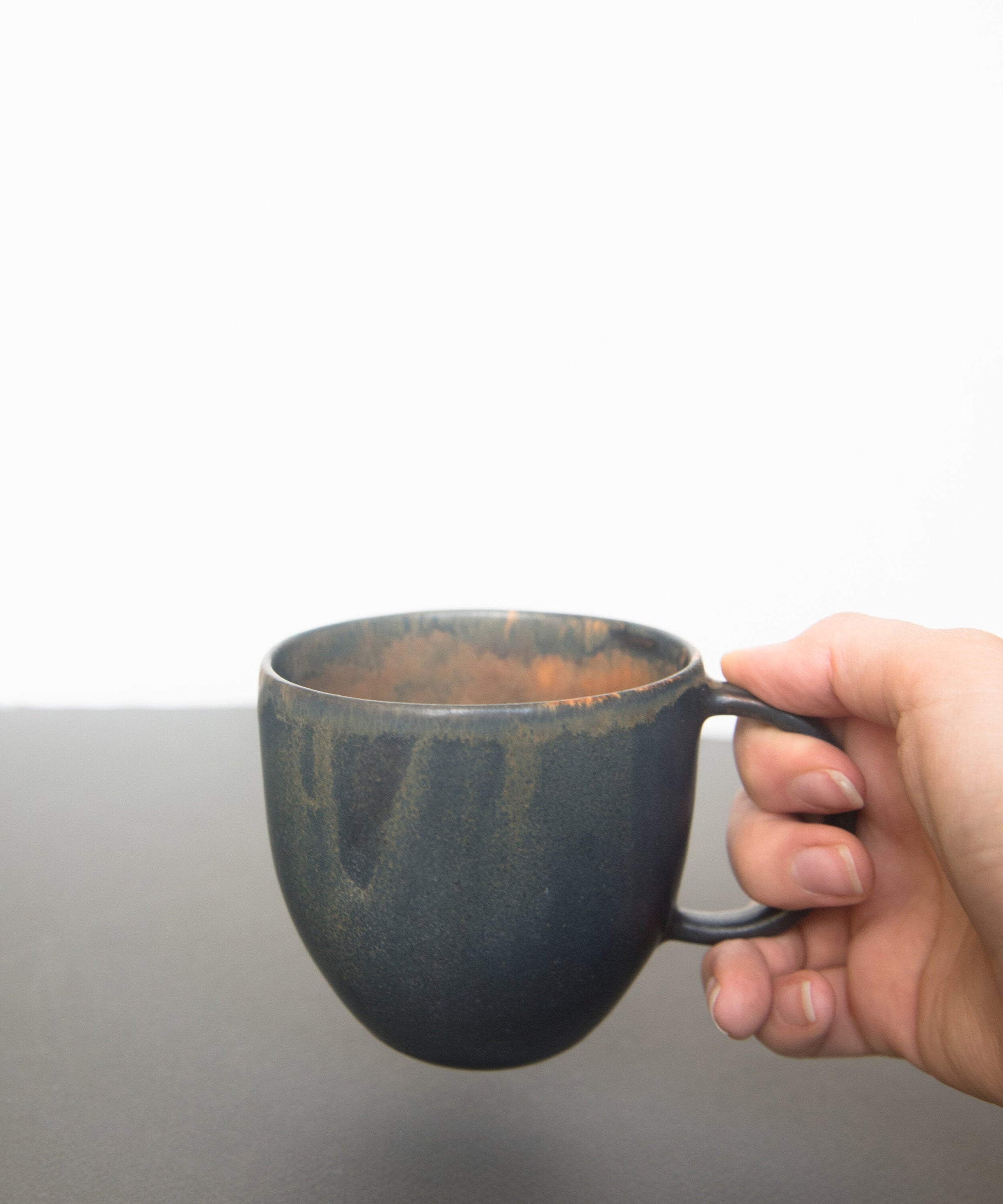 Kaffeetasse aus Steingut, Rostfarben