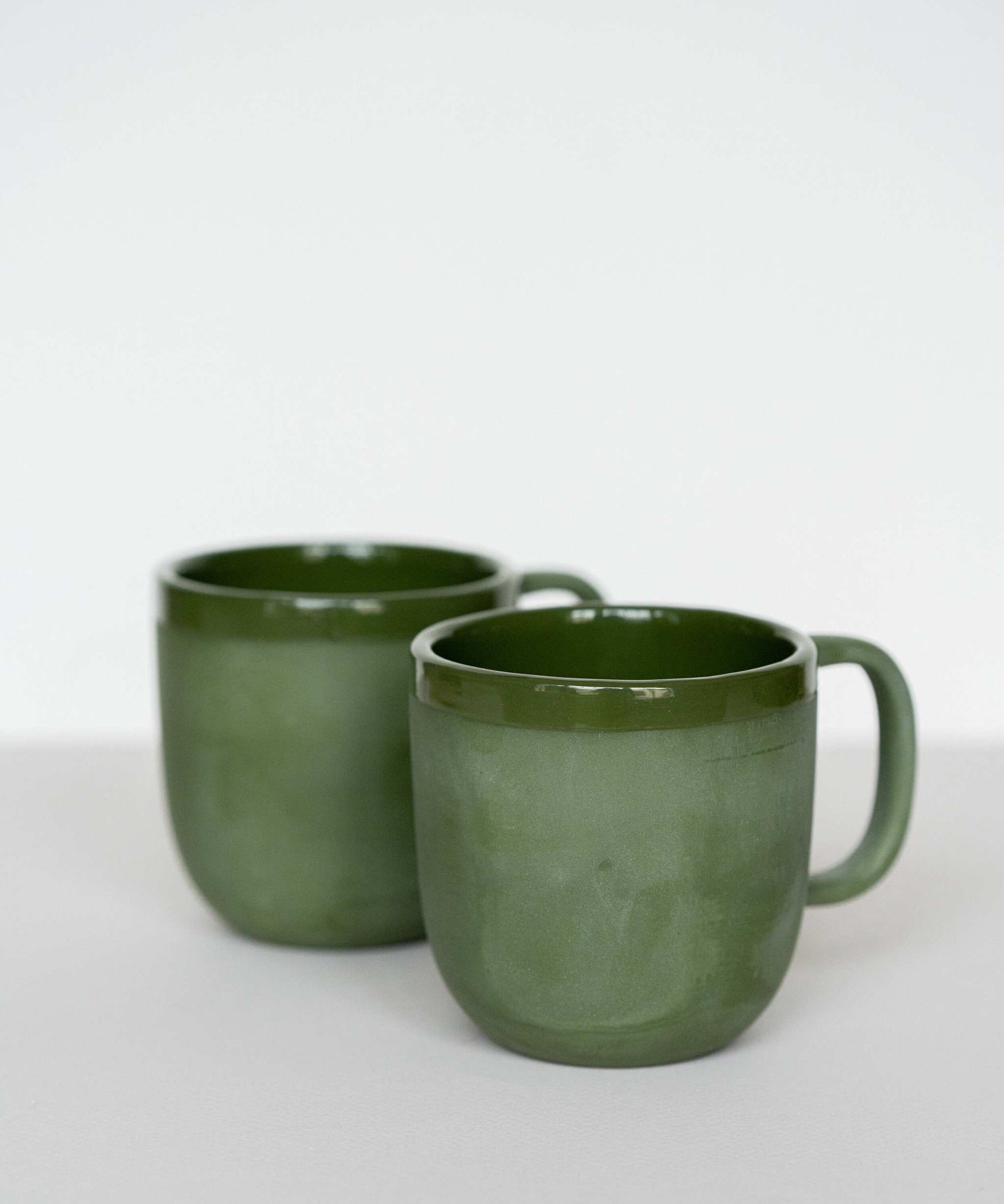 Handgemachter Porzellan-Kaffeebecher. Grün