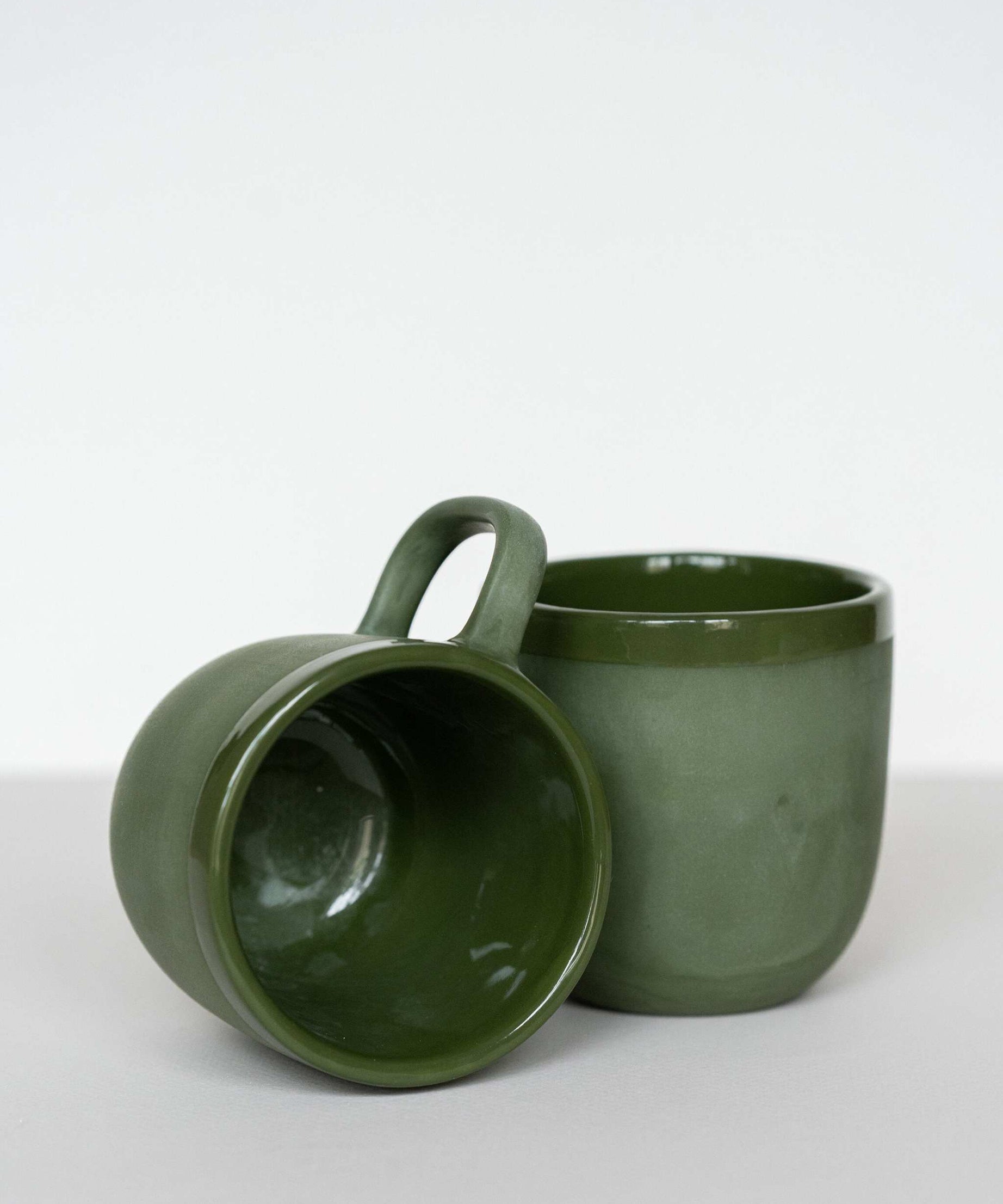 Handgemachter Porzellan-Kaffeebecher. Grün