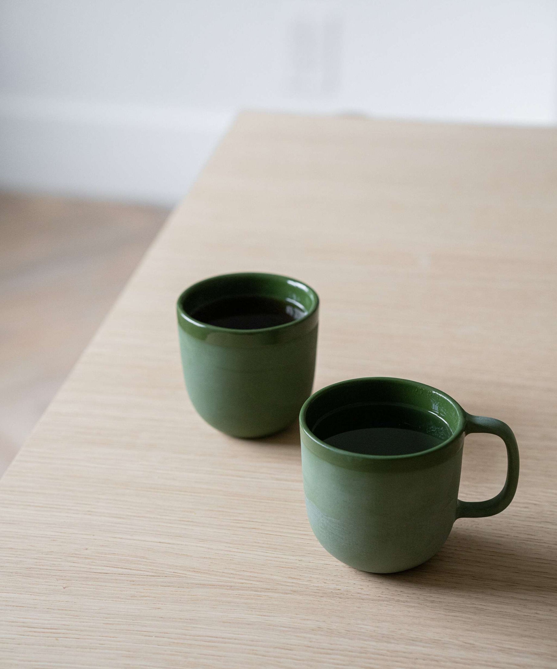 Handgemachter Porzellan-Kaffeebecher. Grün
