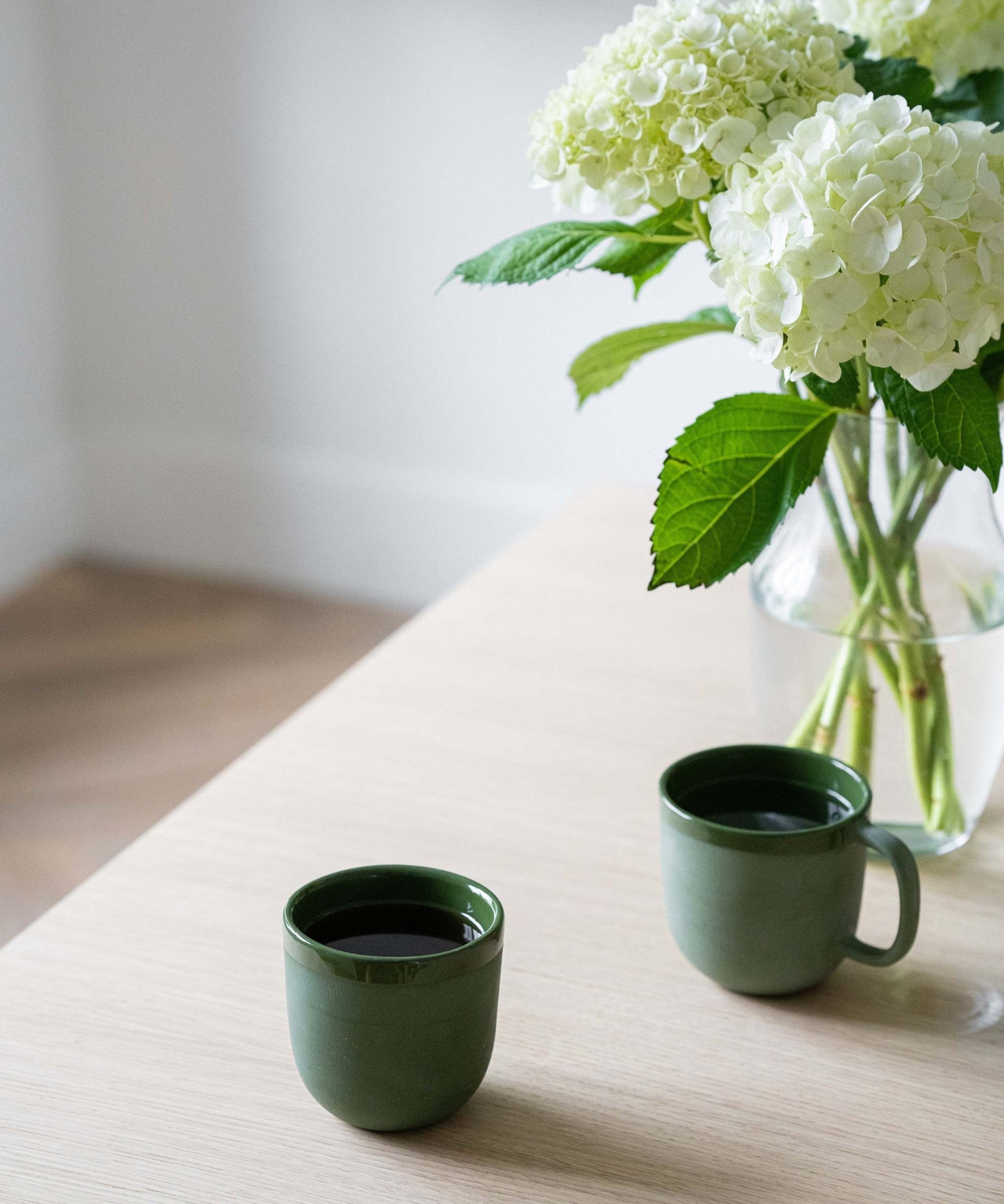 Handgemachte Kaffeetasse aus Porzellan. Grün