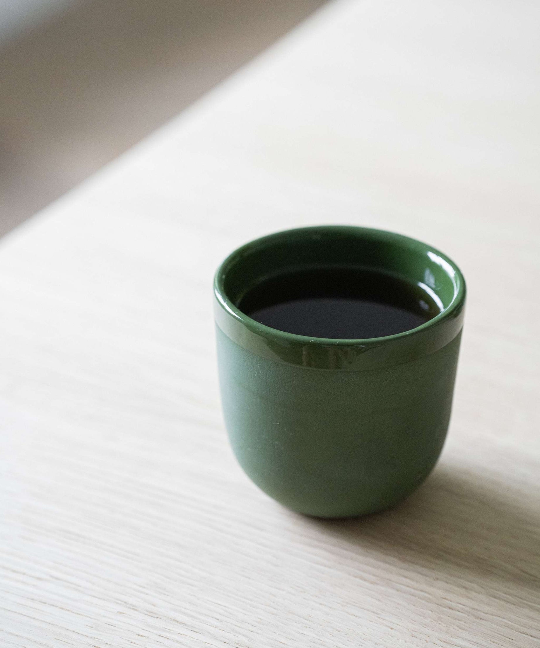 Handgemachte Kaffeetasse aus Porzellan. Grün