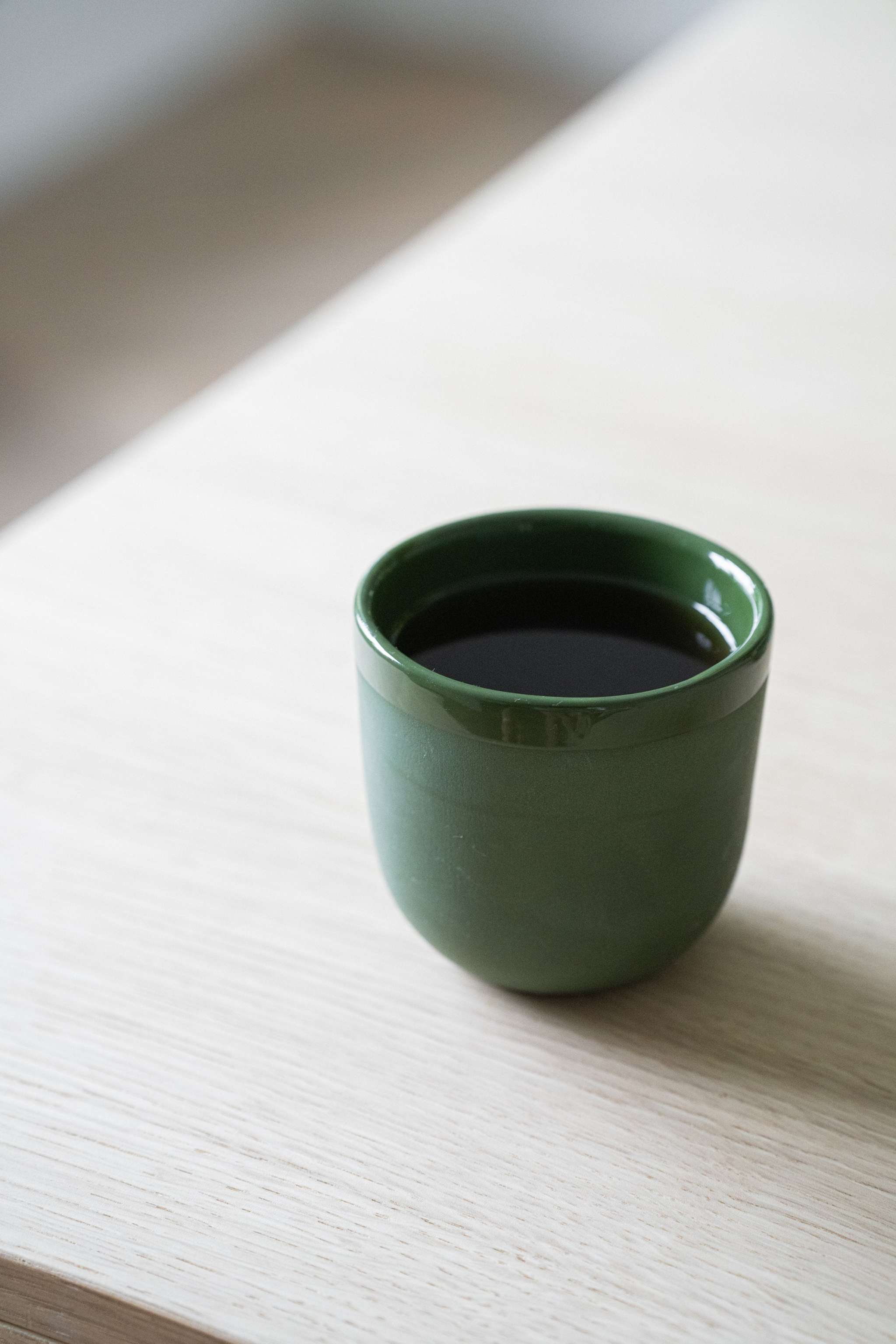 Handgemachte Kaffeetasse aus Porzellan. Grün