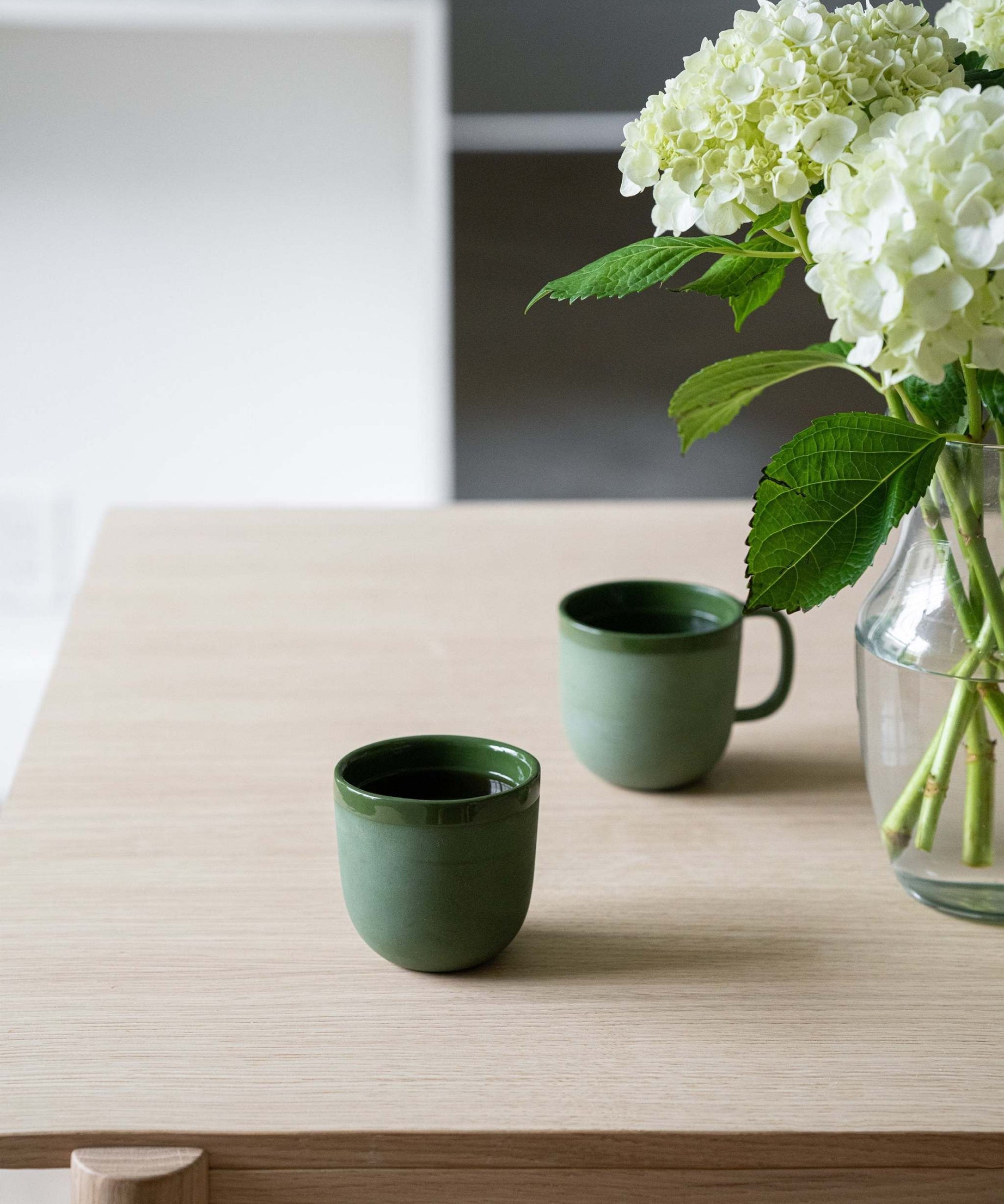 Handgemachte Kaffeetasse aus Porzellan. Grün