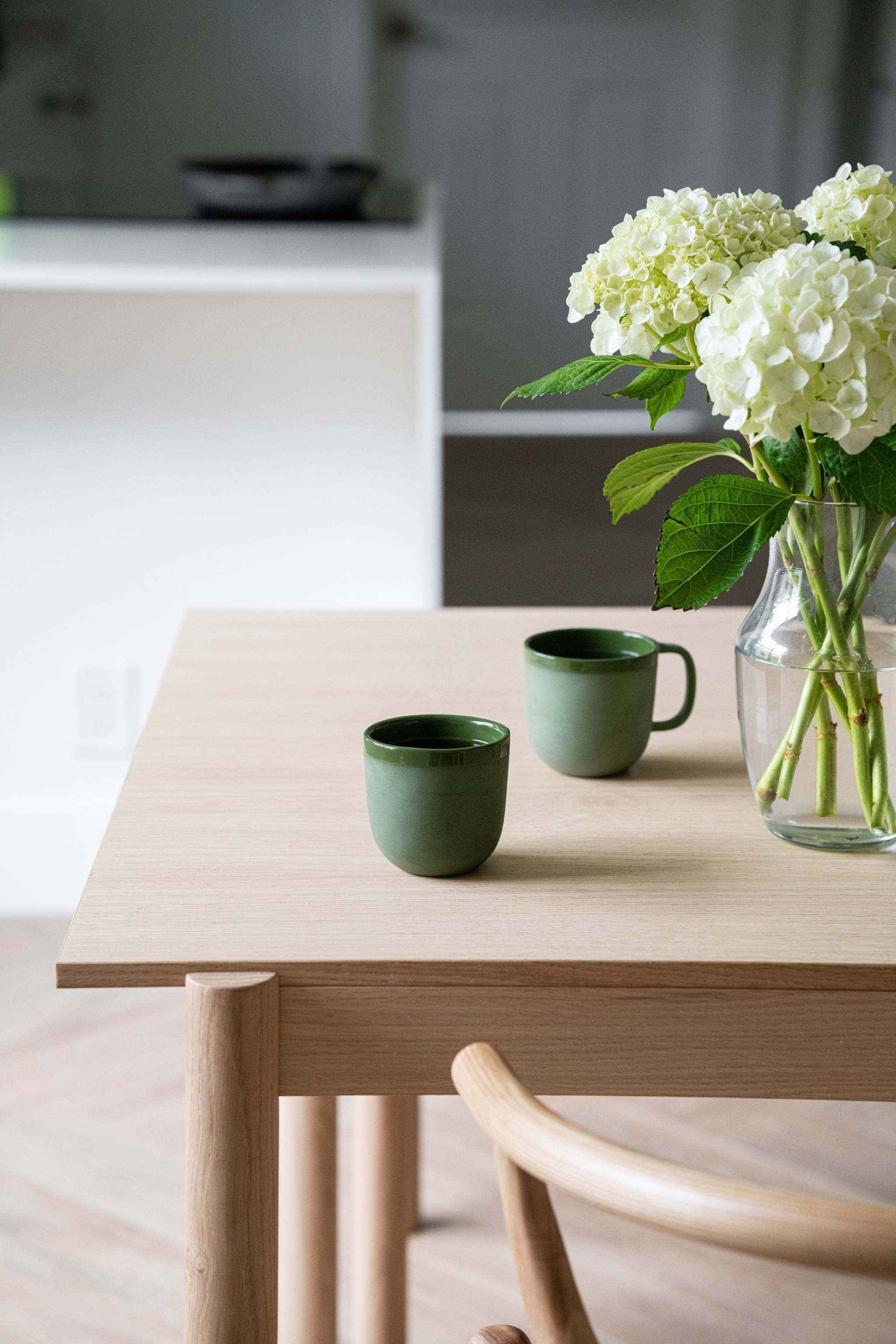 Handgemachte Kaffeetasse aus Porzellan. Grün