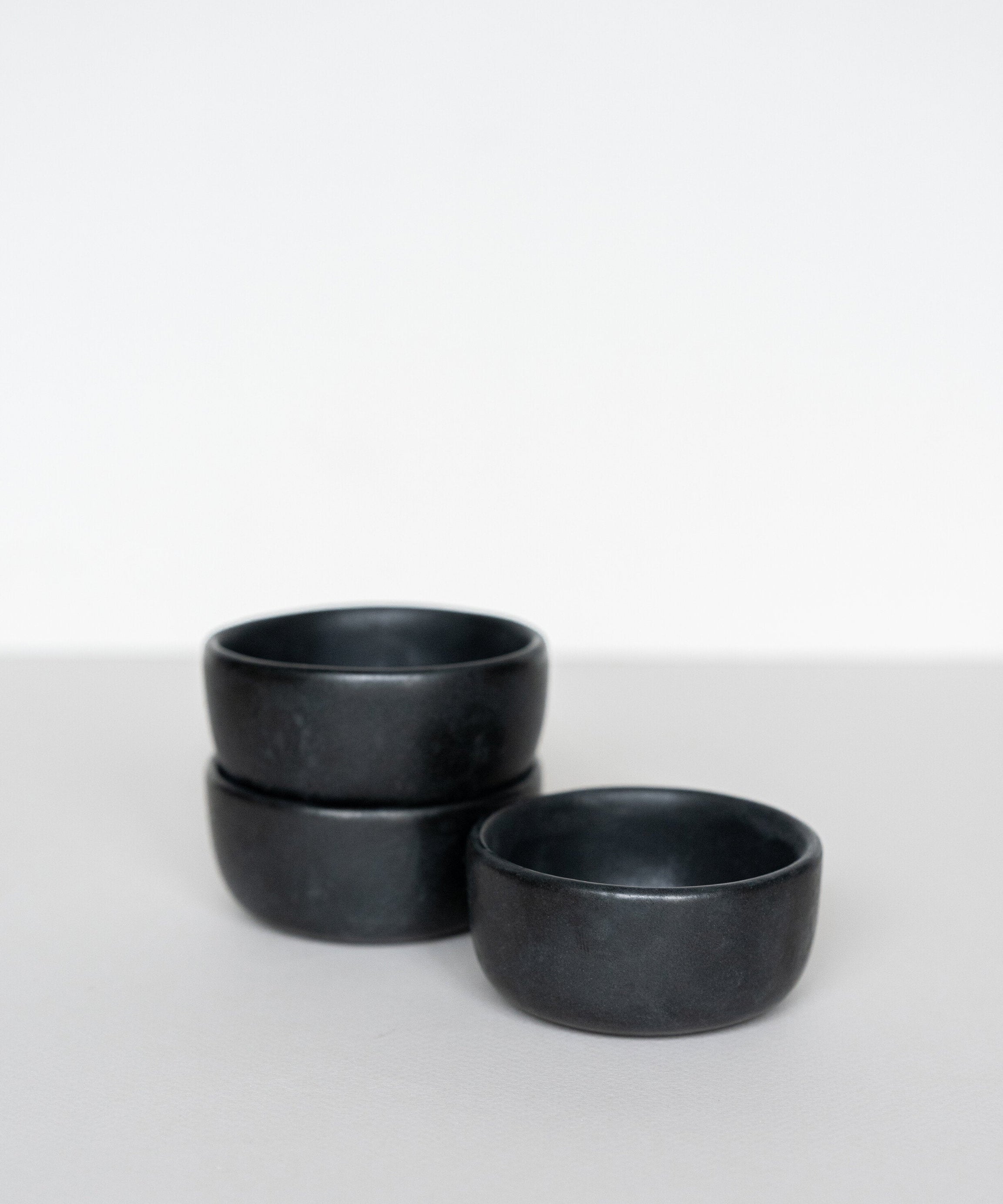 Schwarze matte Steingut-Prisenschale