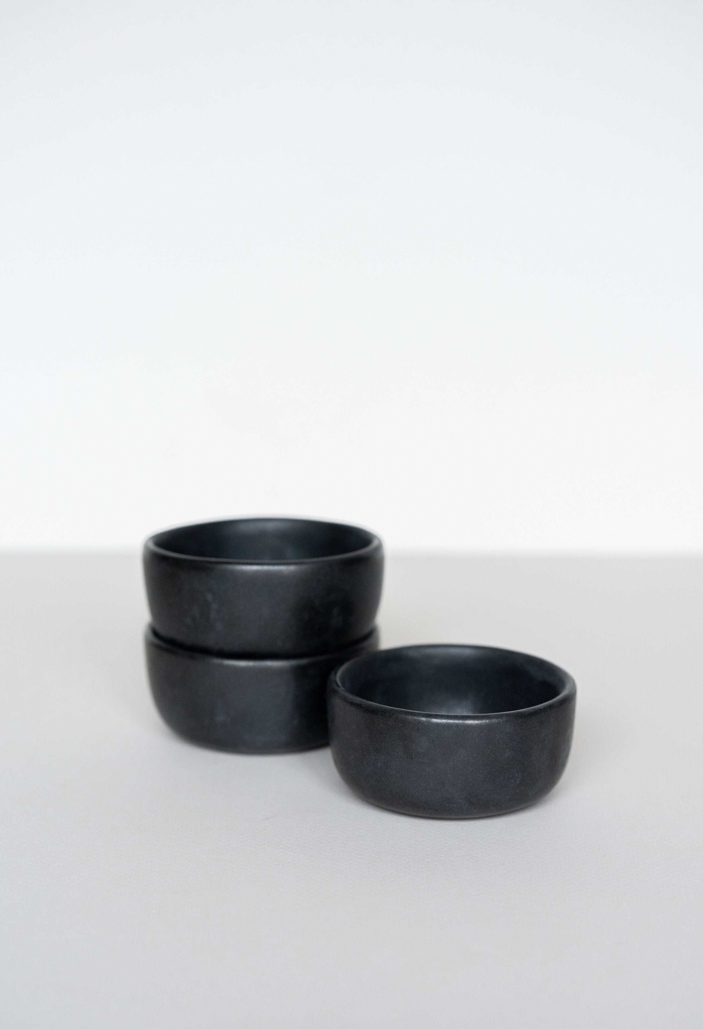 Schwarze matte Steingut-Prisenschale