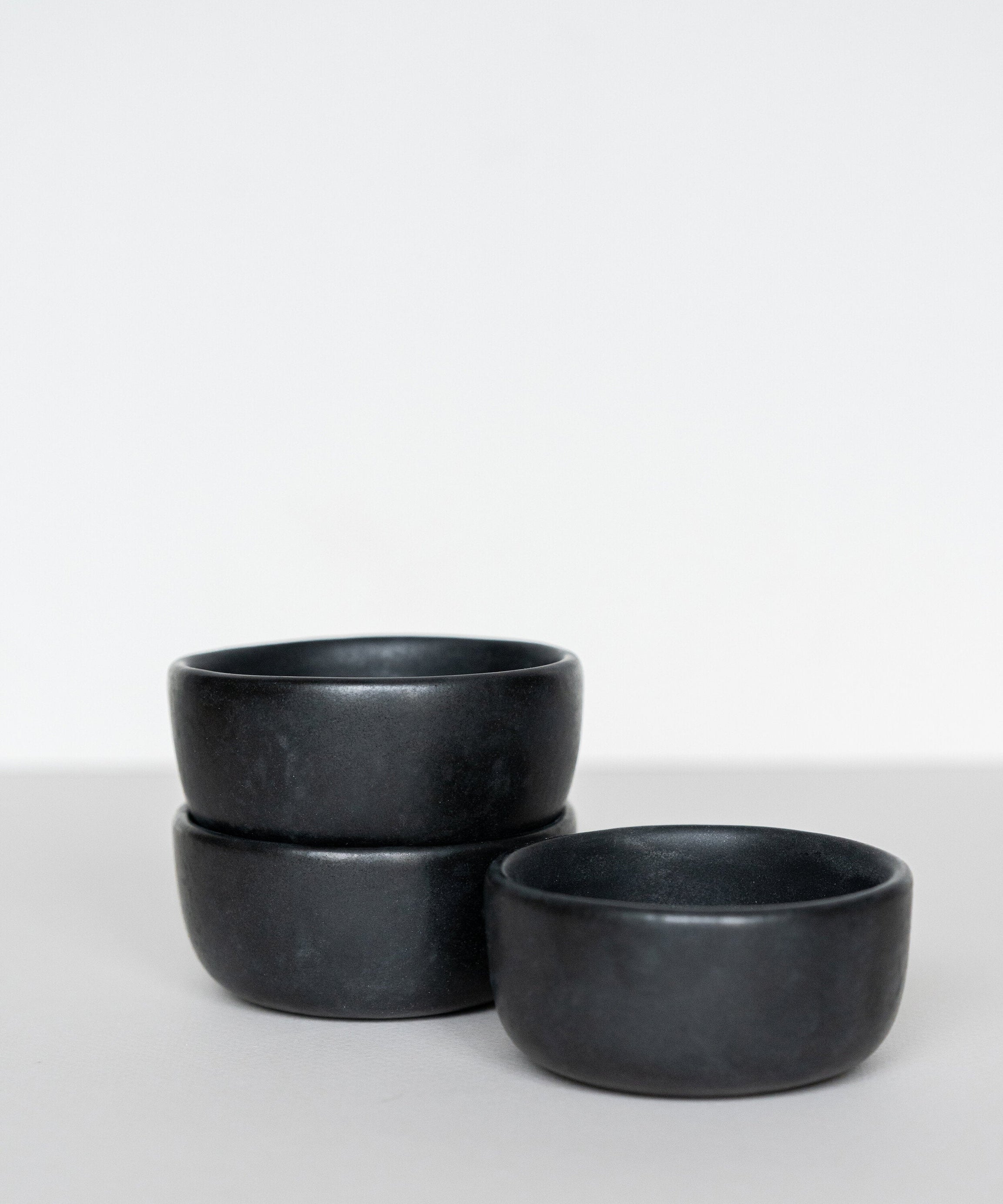Schwarze matte Steingut-Prisenschale