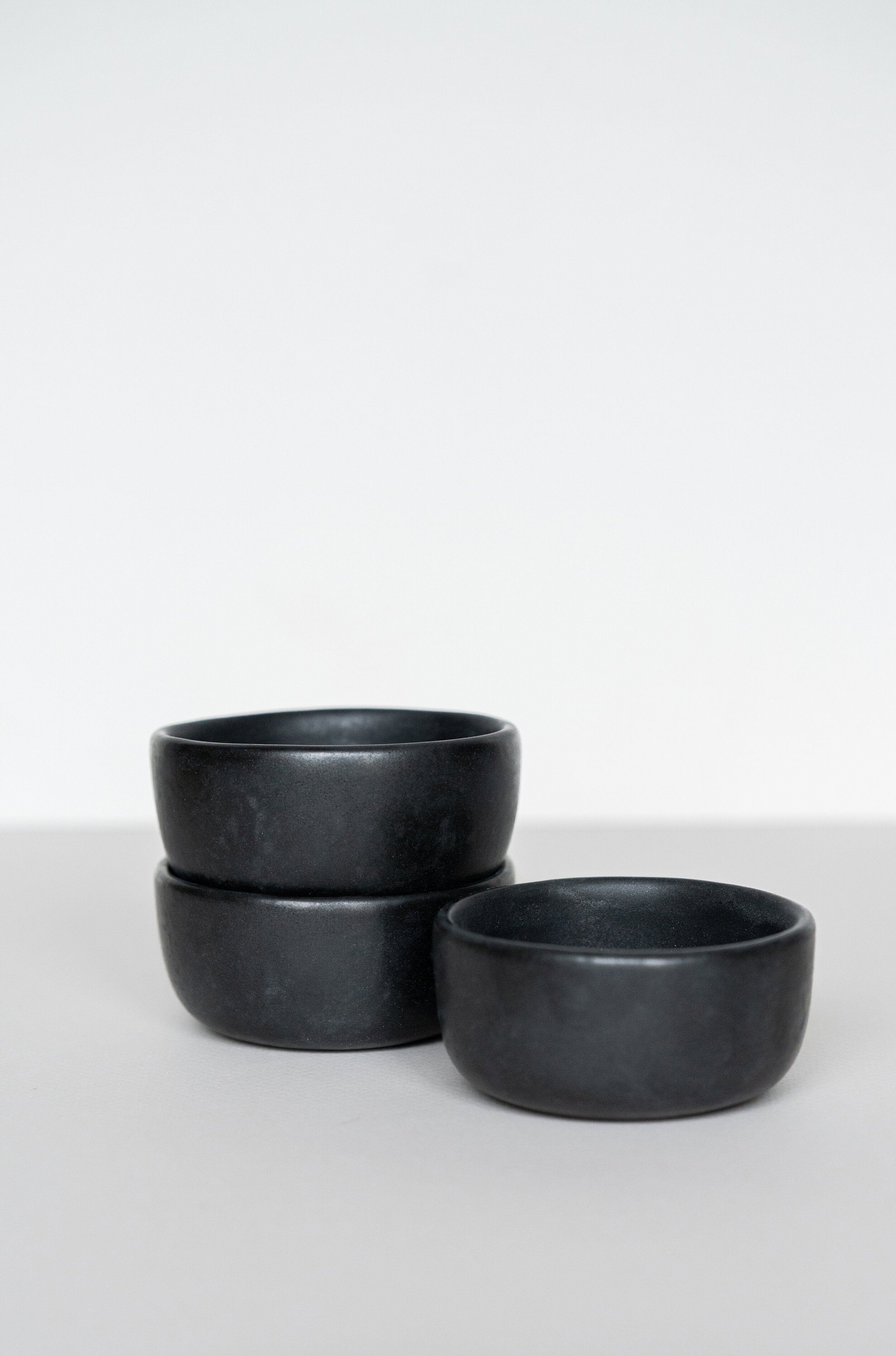 Schwarze matte Steingut-Prisenschale