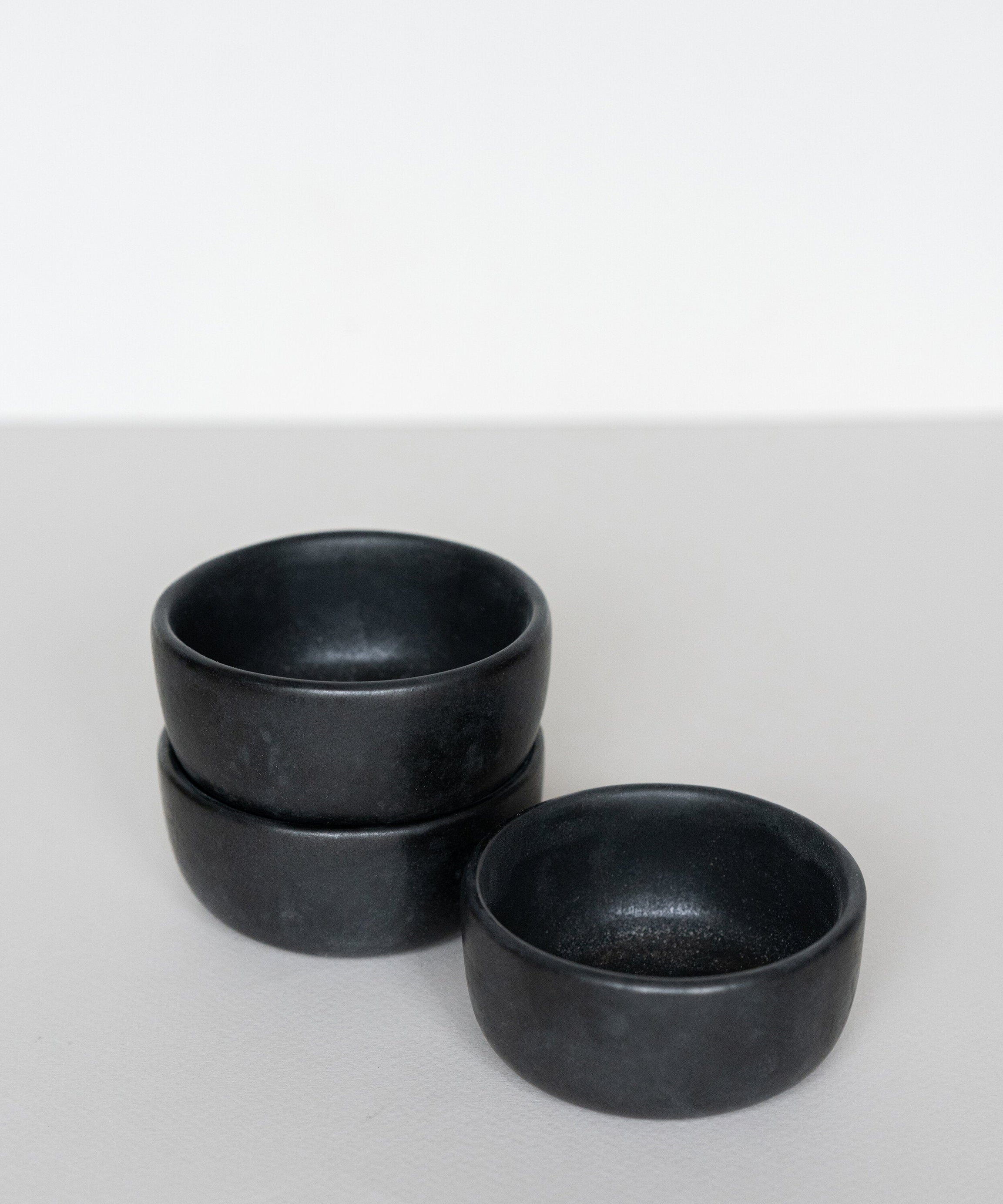 Schwarze matte Steingut-Prisenschale