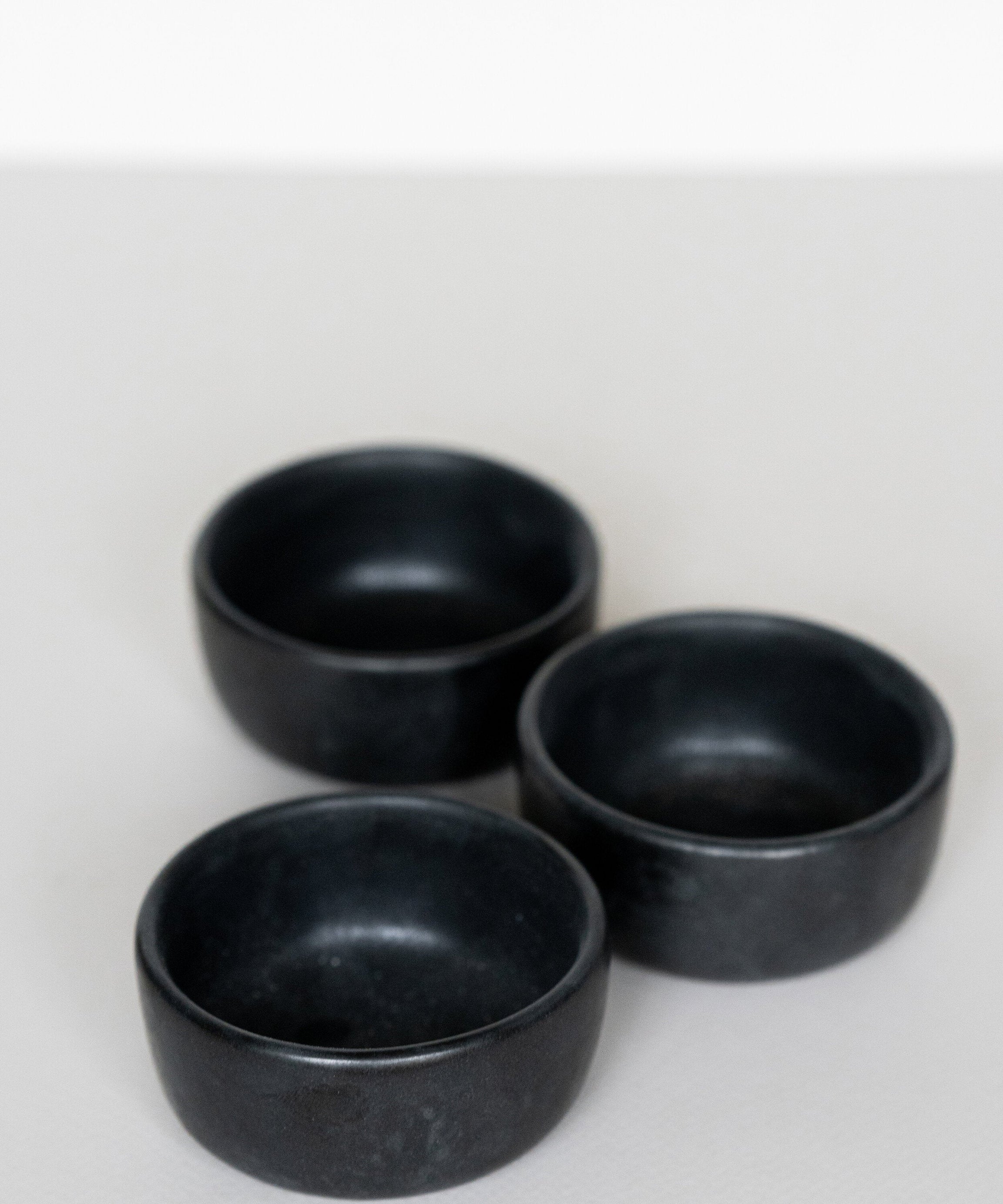 Schwarze matte Steingut-Prisenschale