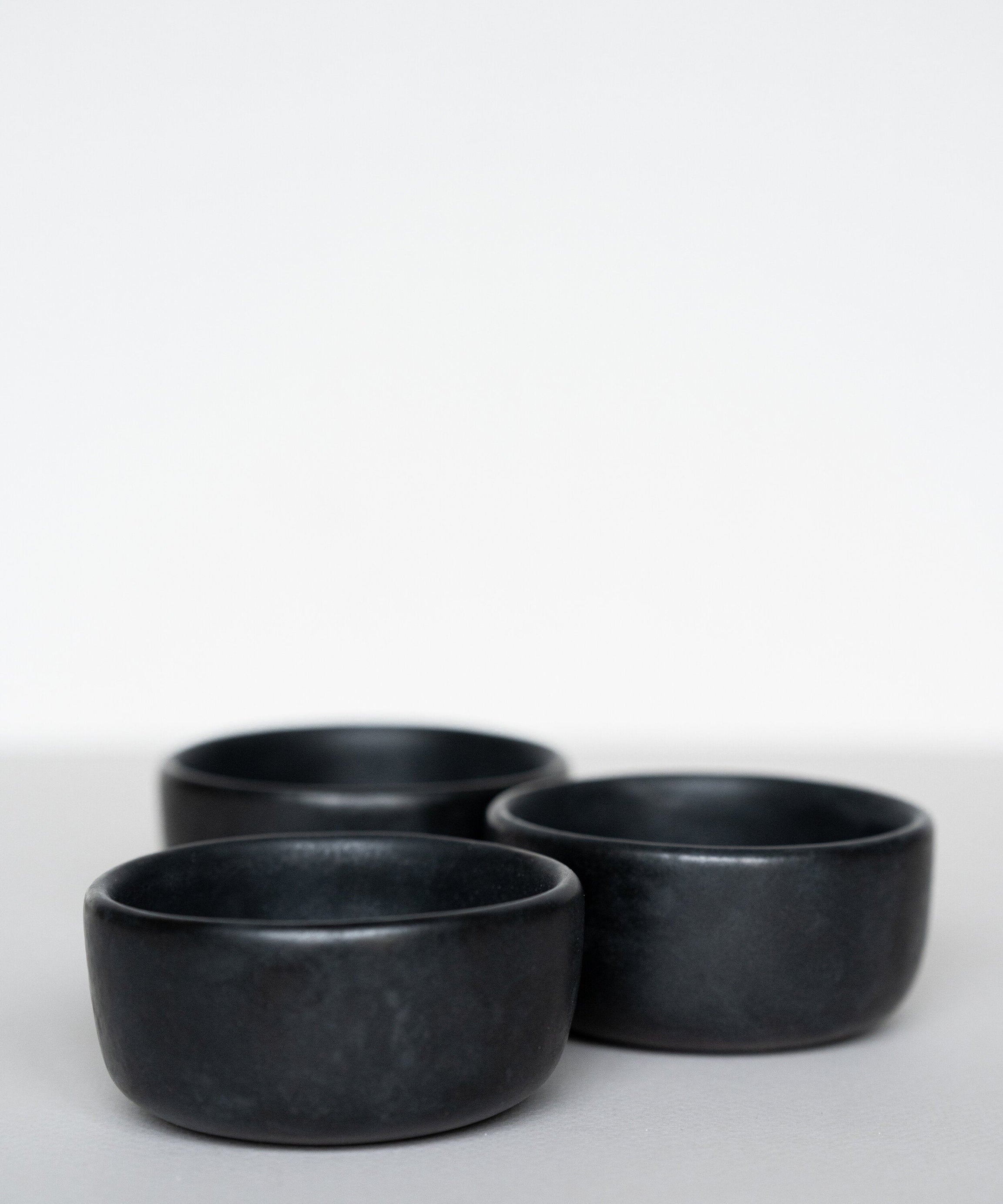 Schwarze matte Steingut-Prisenschale