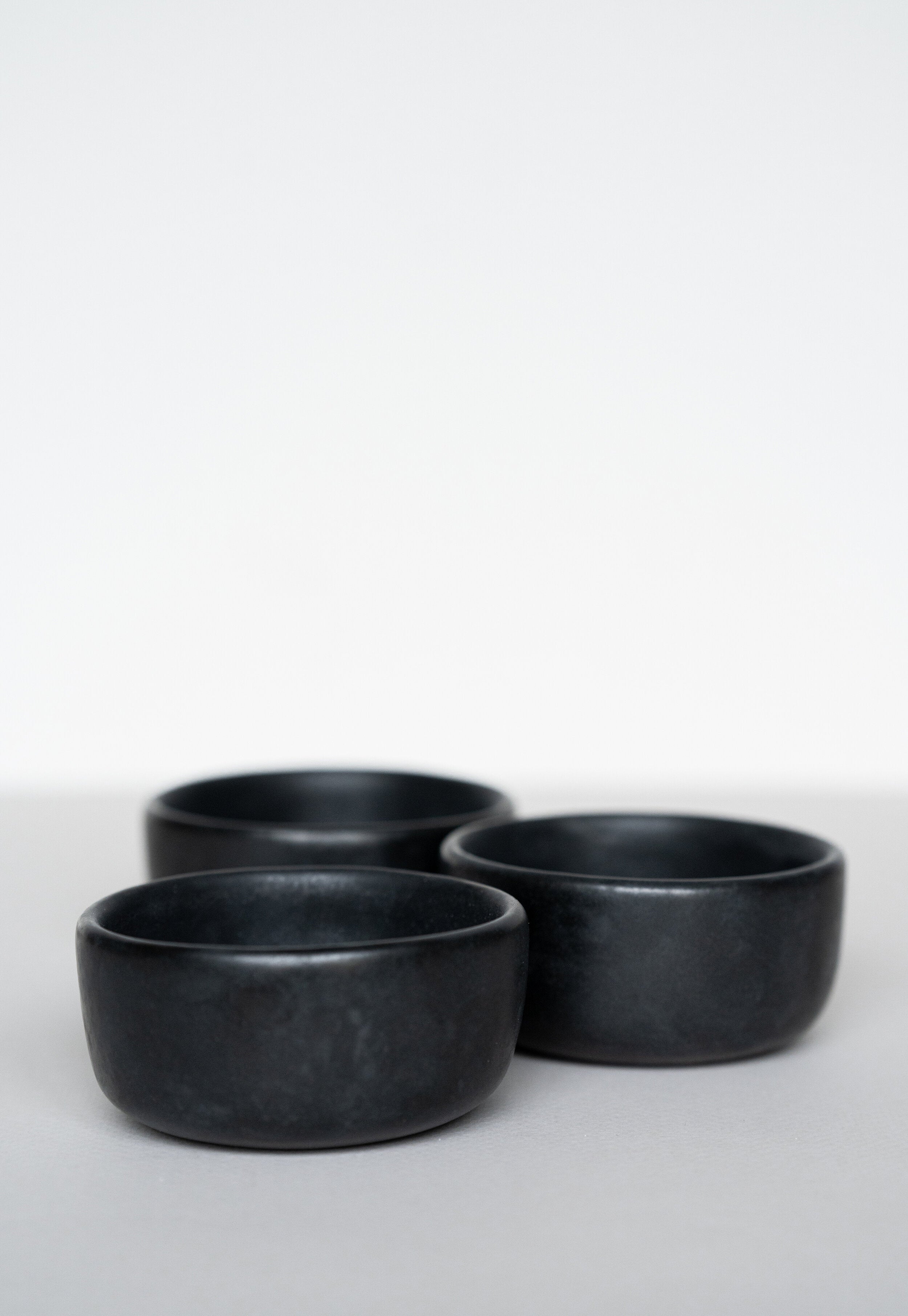 Schwarze matte Steingut-Prisenschale