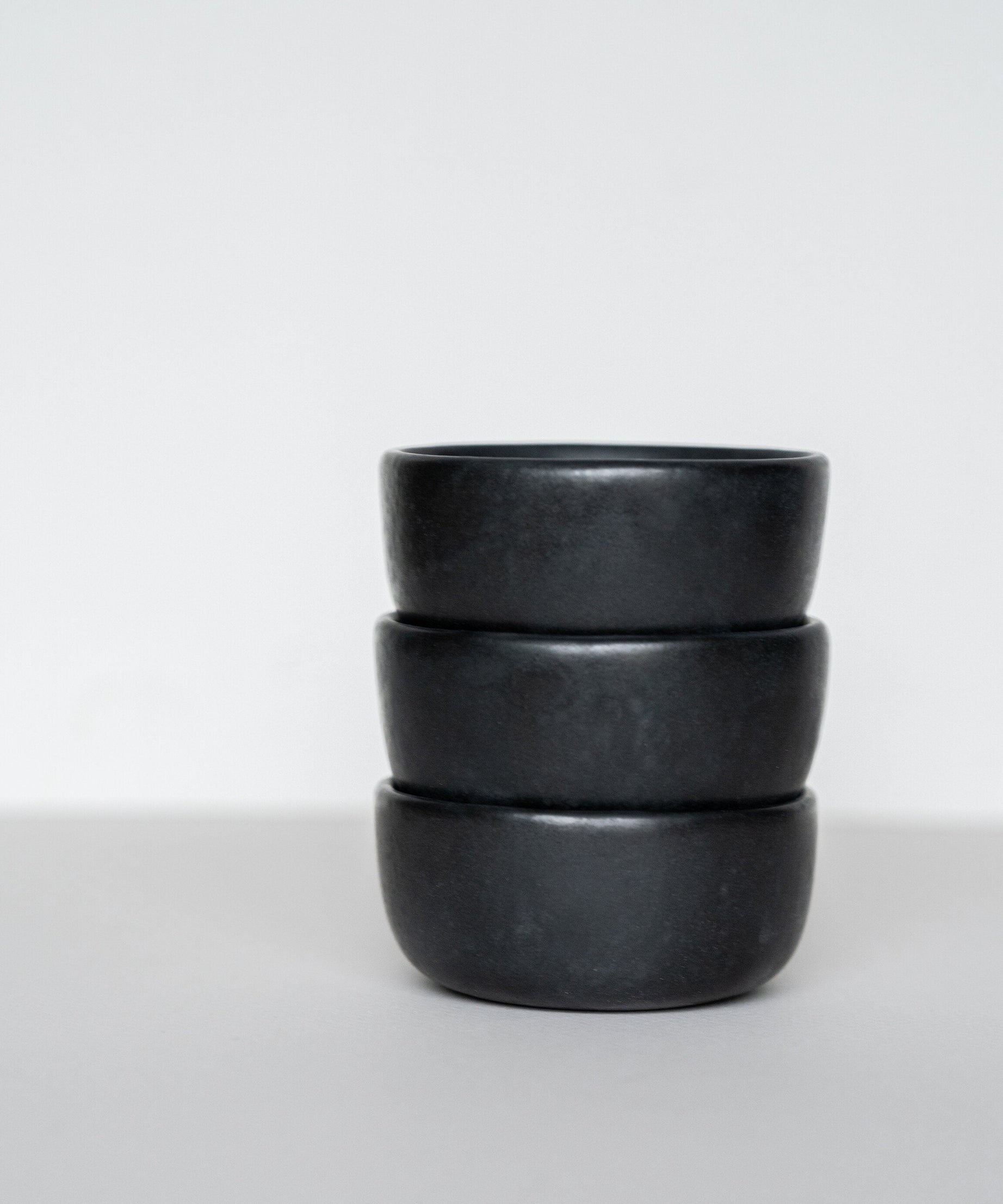 Schwarze matte Steingut-Prisenschale