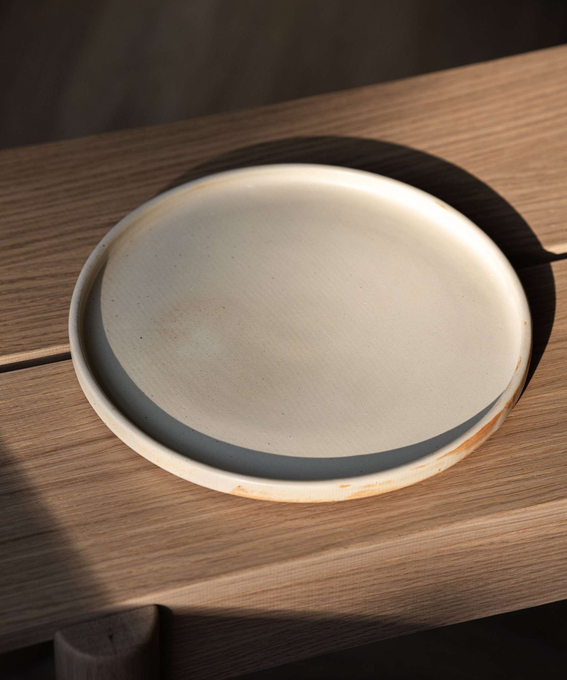 Beige matte Steingutteller
