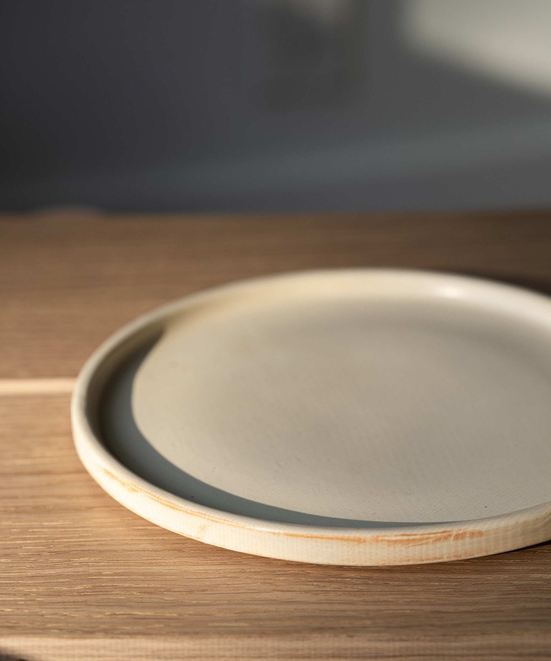 Beige matte Steingutteller
