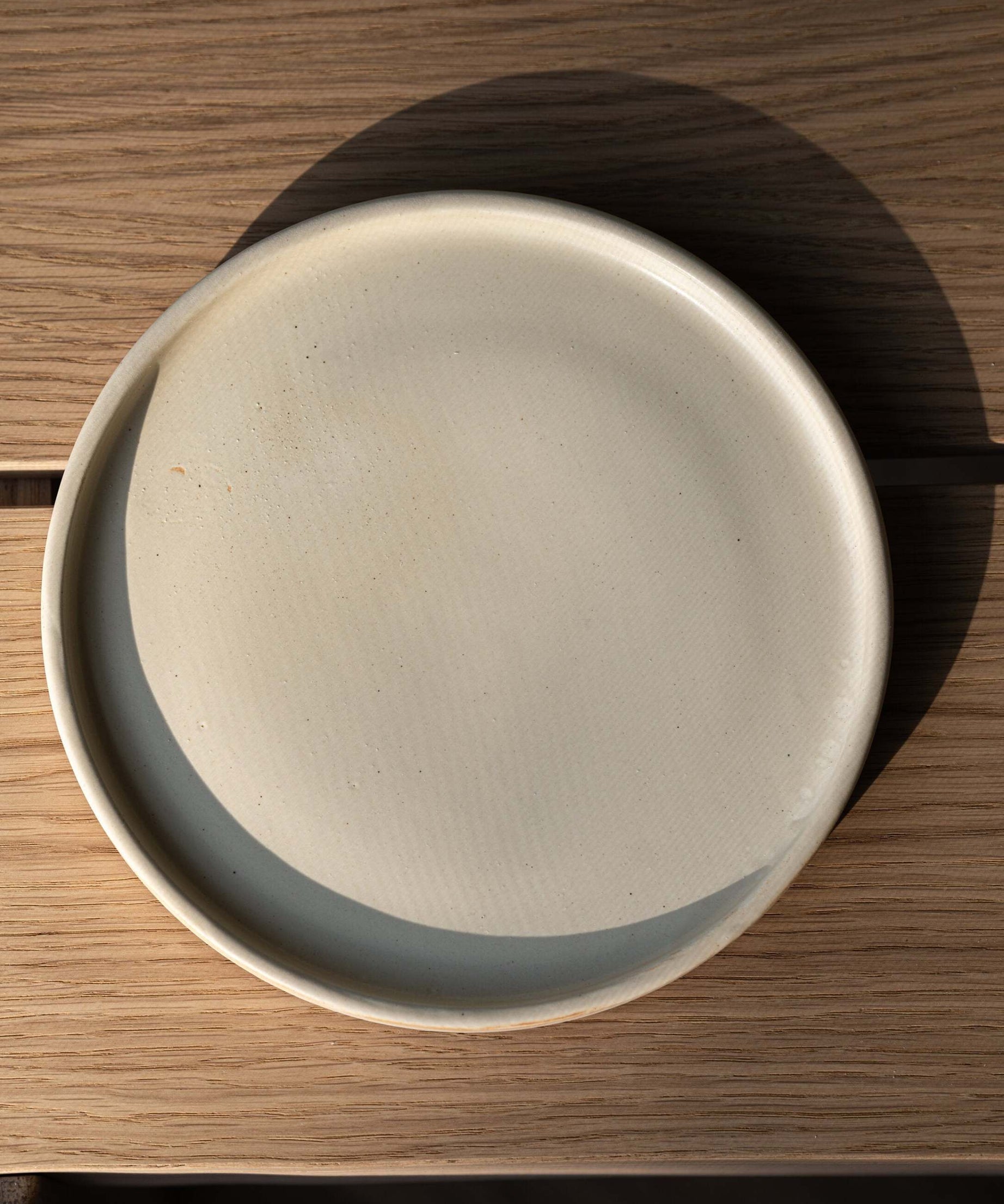 Beige matte Steingutteller
