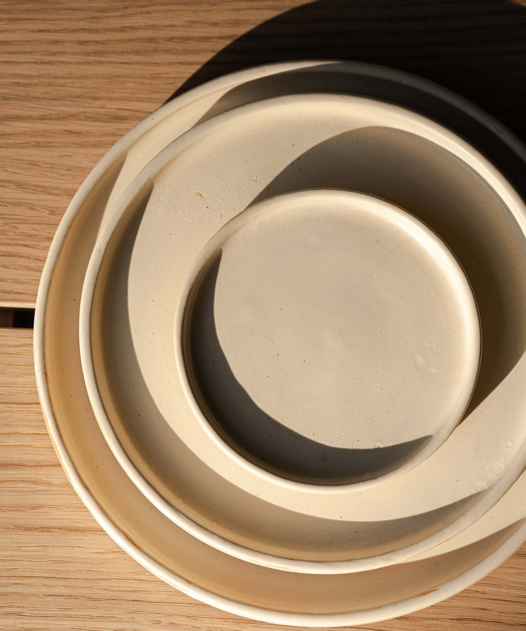 Beige matte Steingutteller