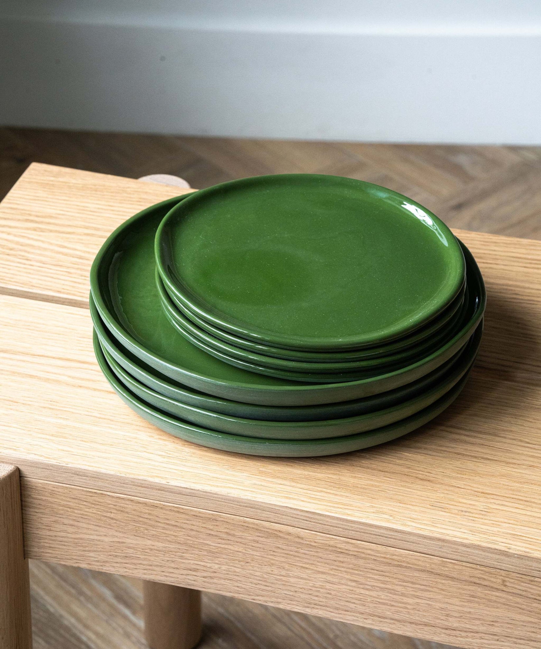 Handgemachte Porzellan-Essteller. Grün
