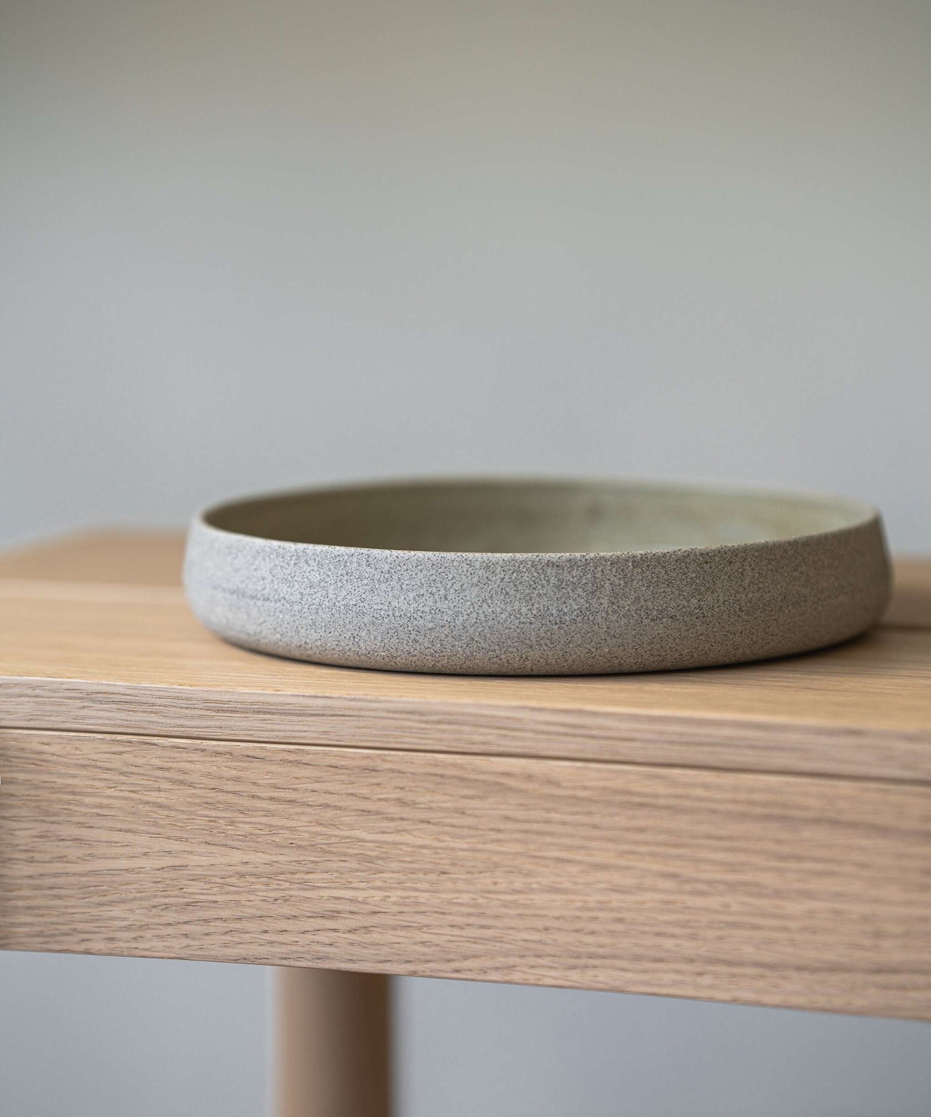Steingut-Salatteller mit hohem Rand „Beton“