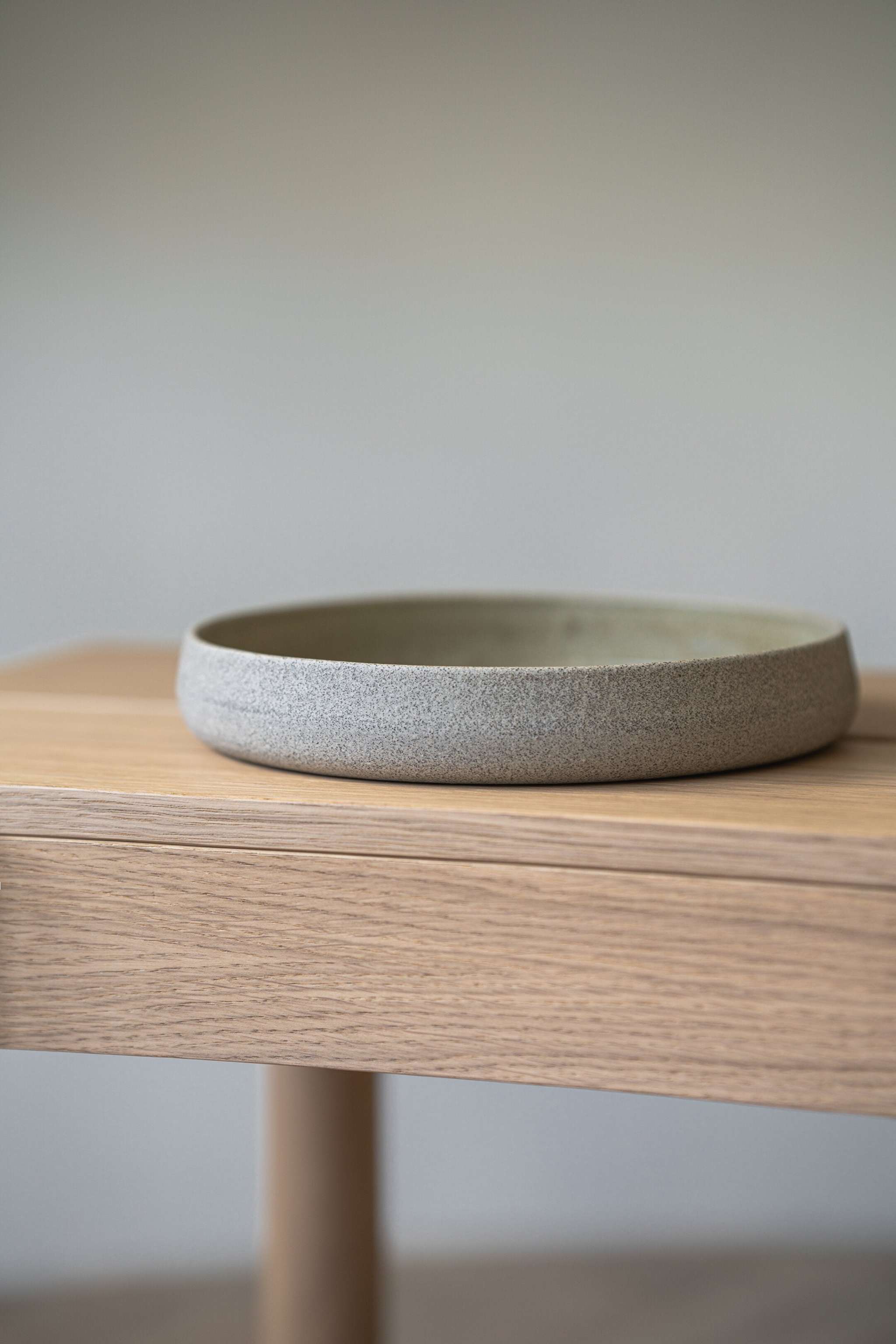 Steingut-Salatteller mit hohem Rand „Beton“