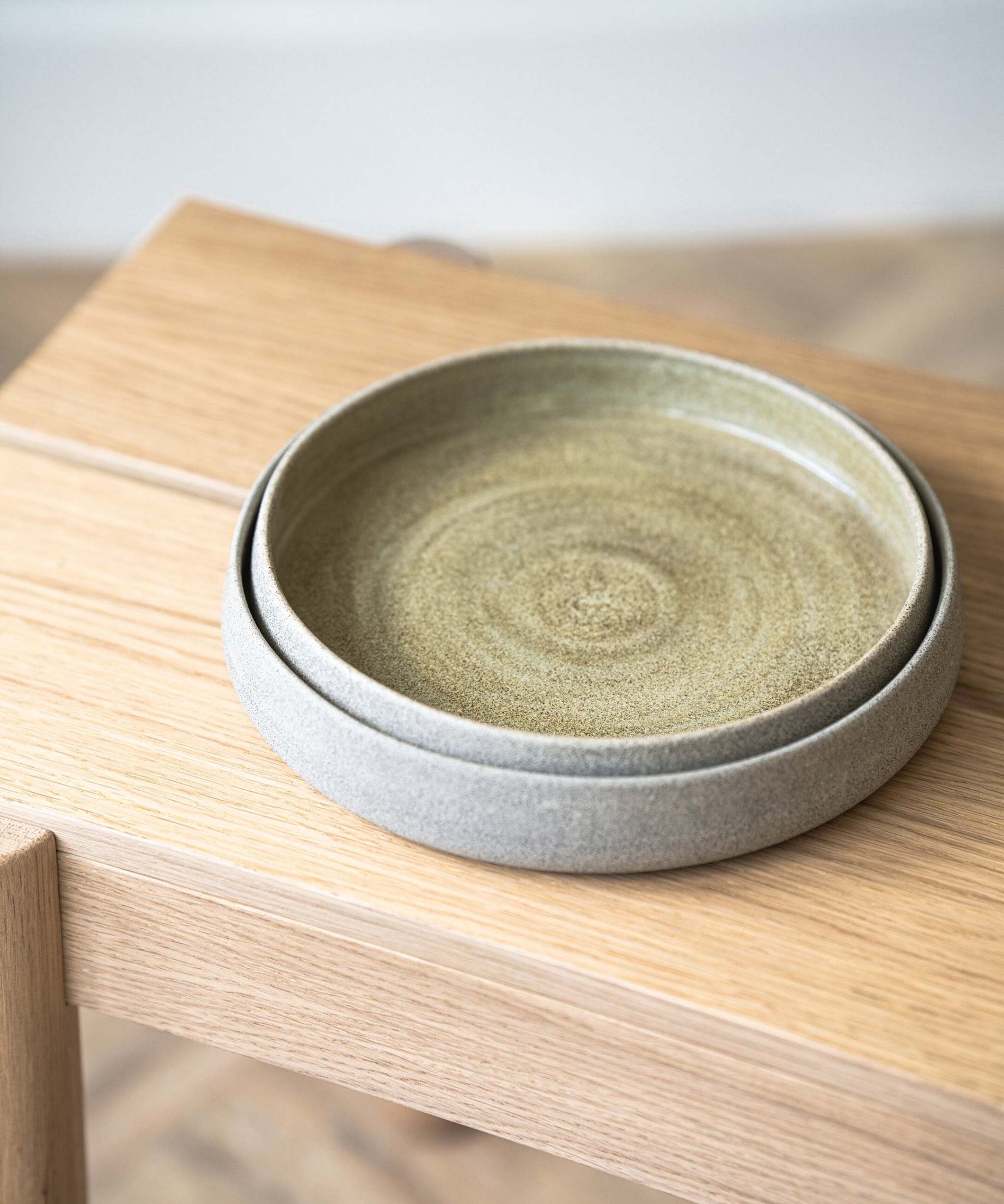 Steingut-Salatteller mit hohem Rand „Beton“
