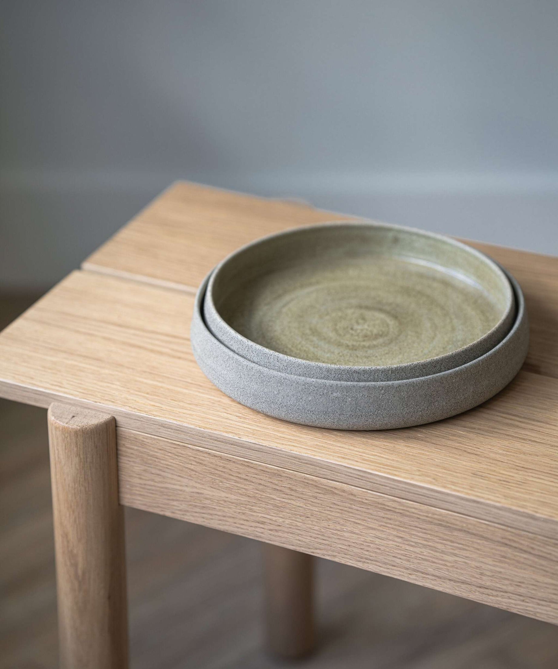 Steingut-Salatteller mit hohem Rand „Beton“