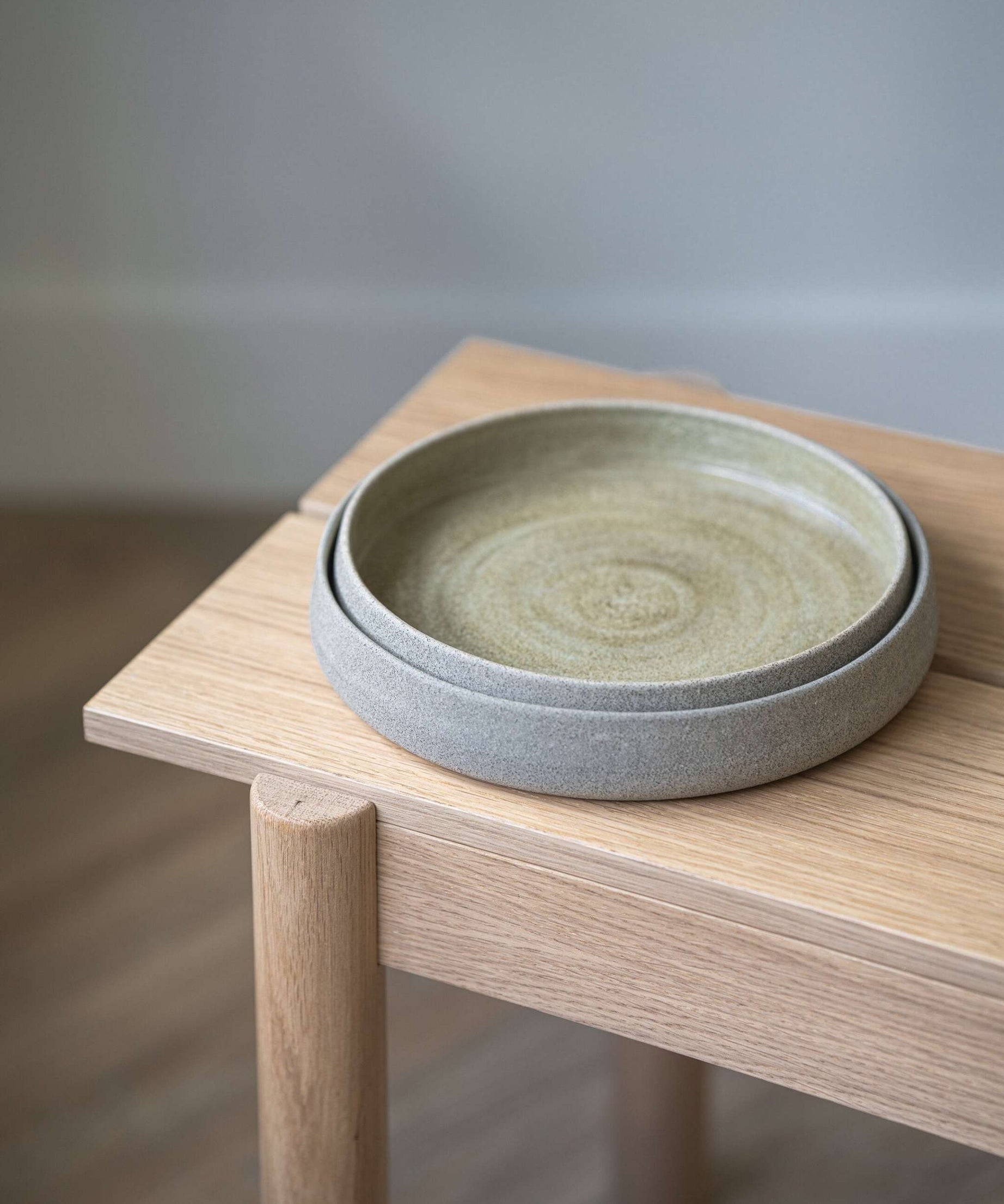 Steingut-Salatteller mit hohem Rand „Beton“