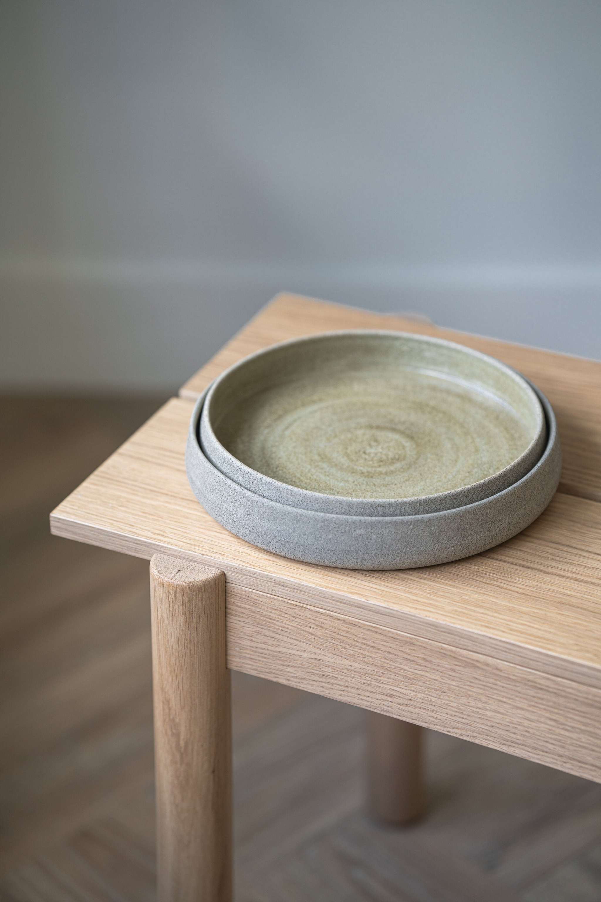 Steingut-Salatteller mit hohem Rand „Beton“
