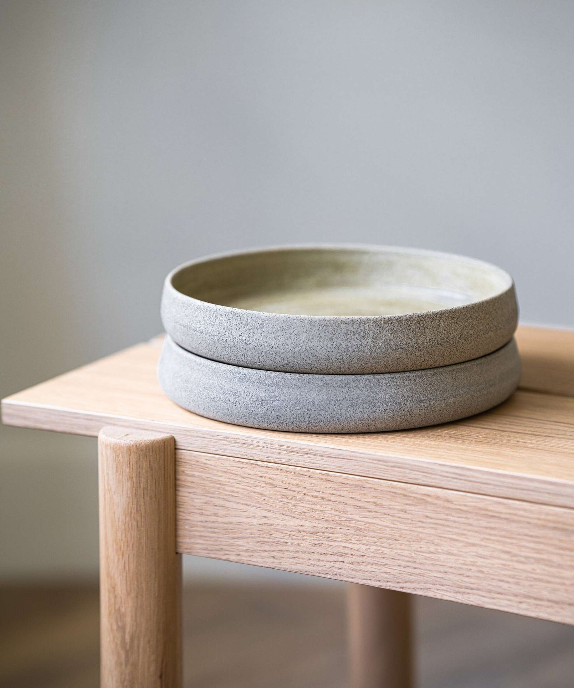 Steingut-Salatteller mit hohem Rand „Beton“