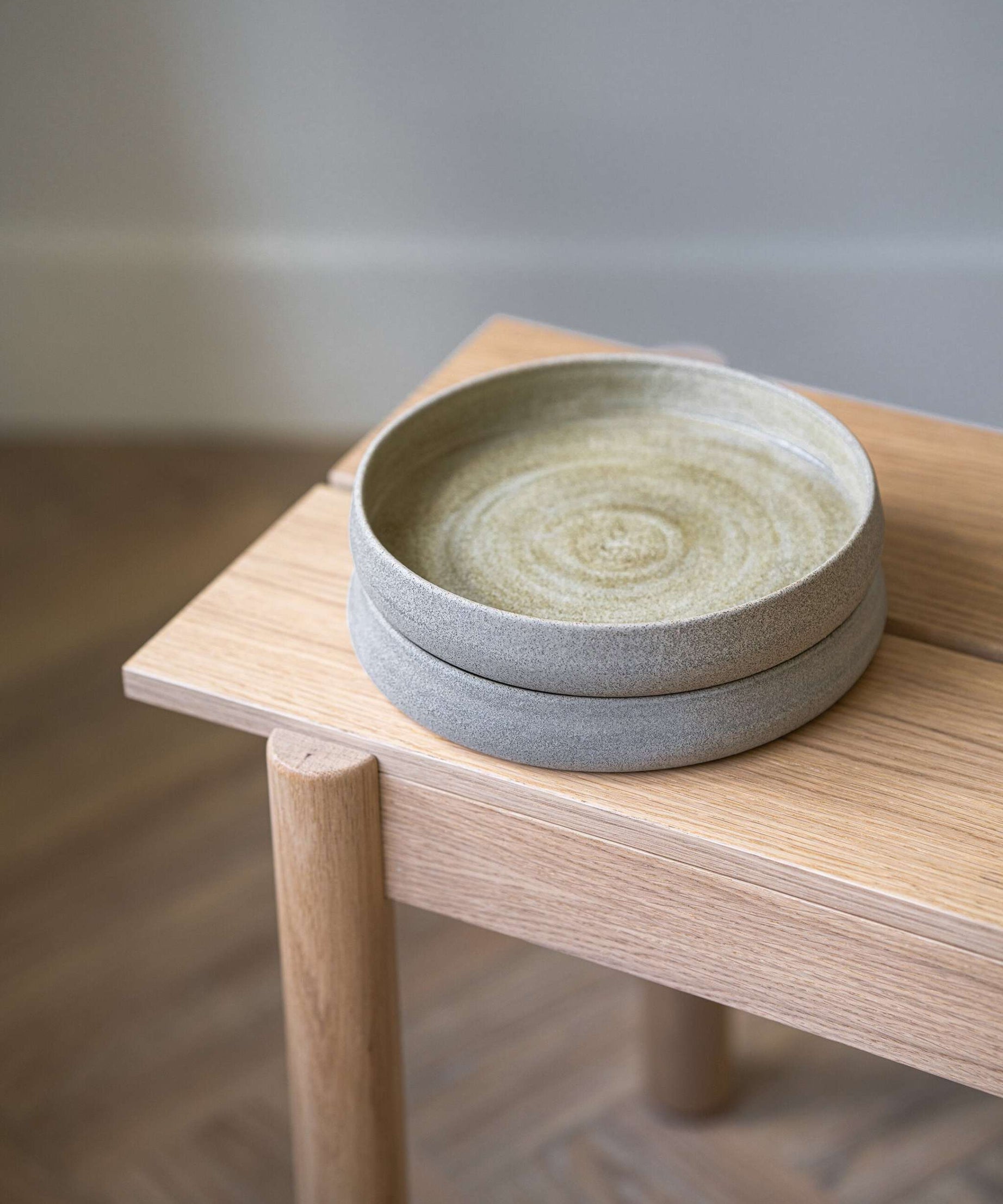 Steingut-Salatteller mit hohem Rand „Beton“
