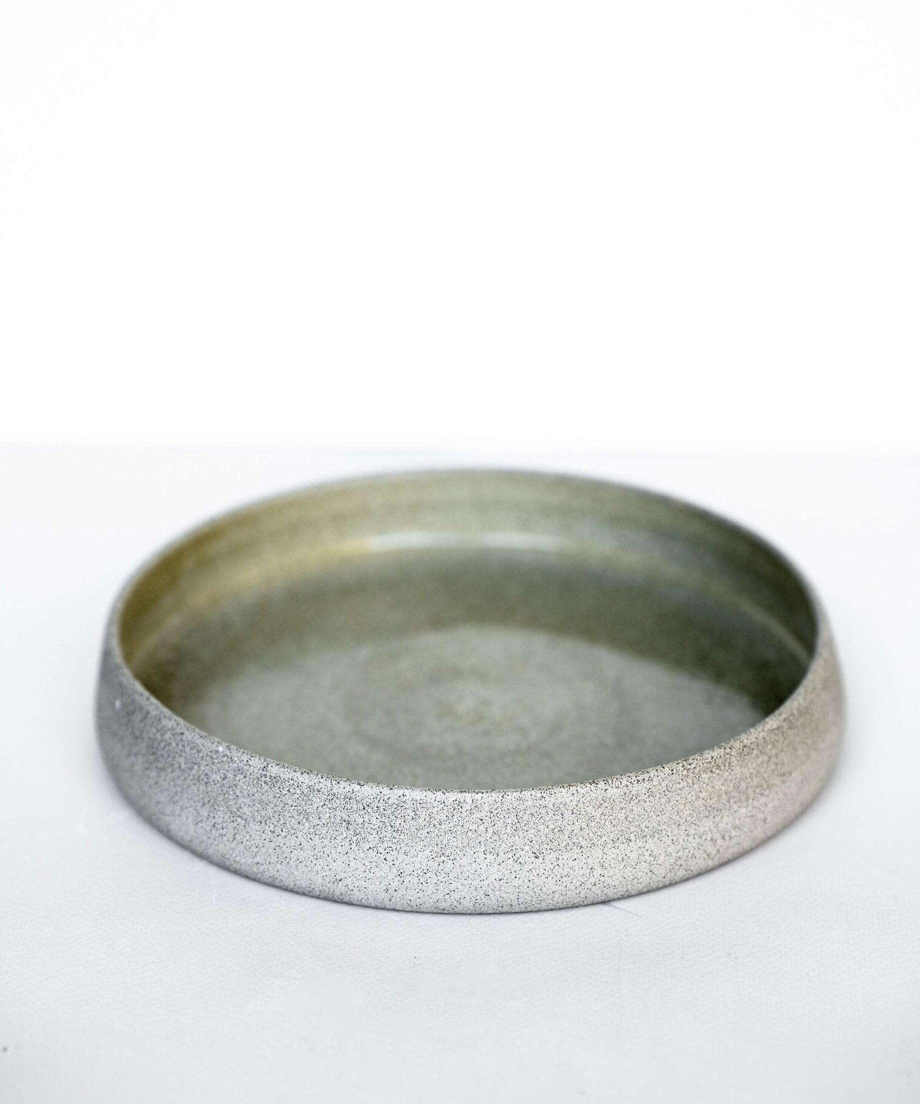 Steingut-Salatteller mit hohem Rand „Beton“