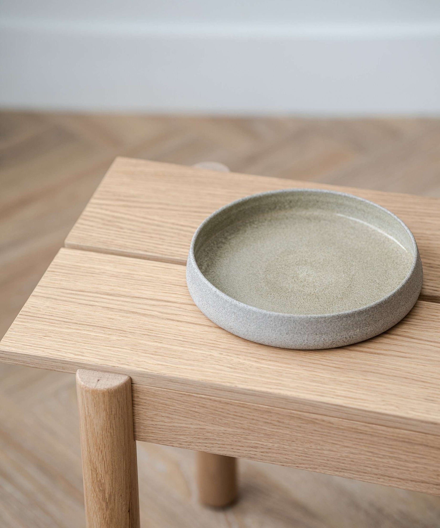 Steingut-Salatteller mit hohem Rand „Beton“