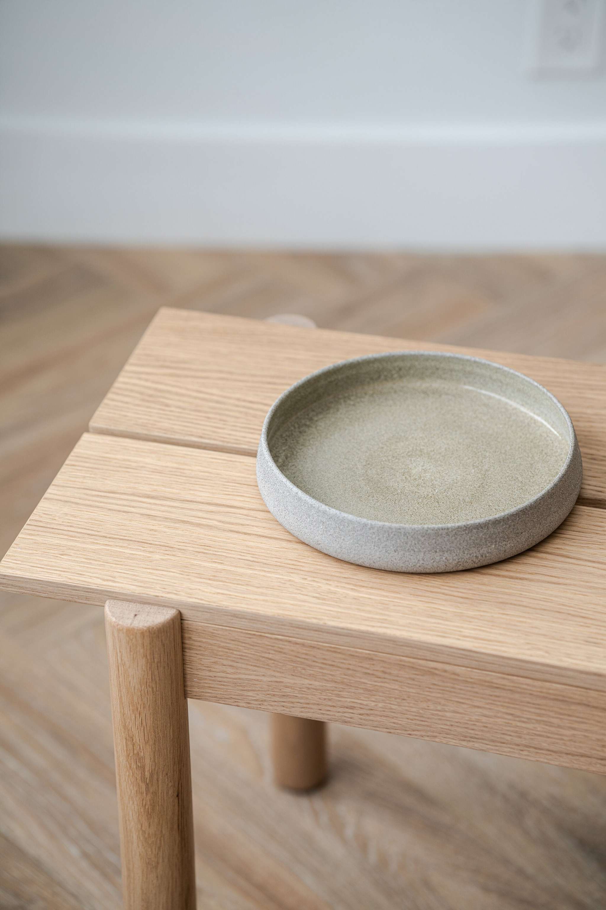 Steingut-Salatteller mit hohem Rand „Beton“