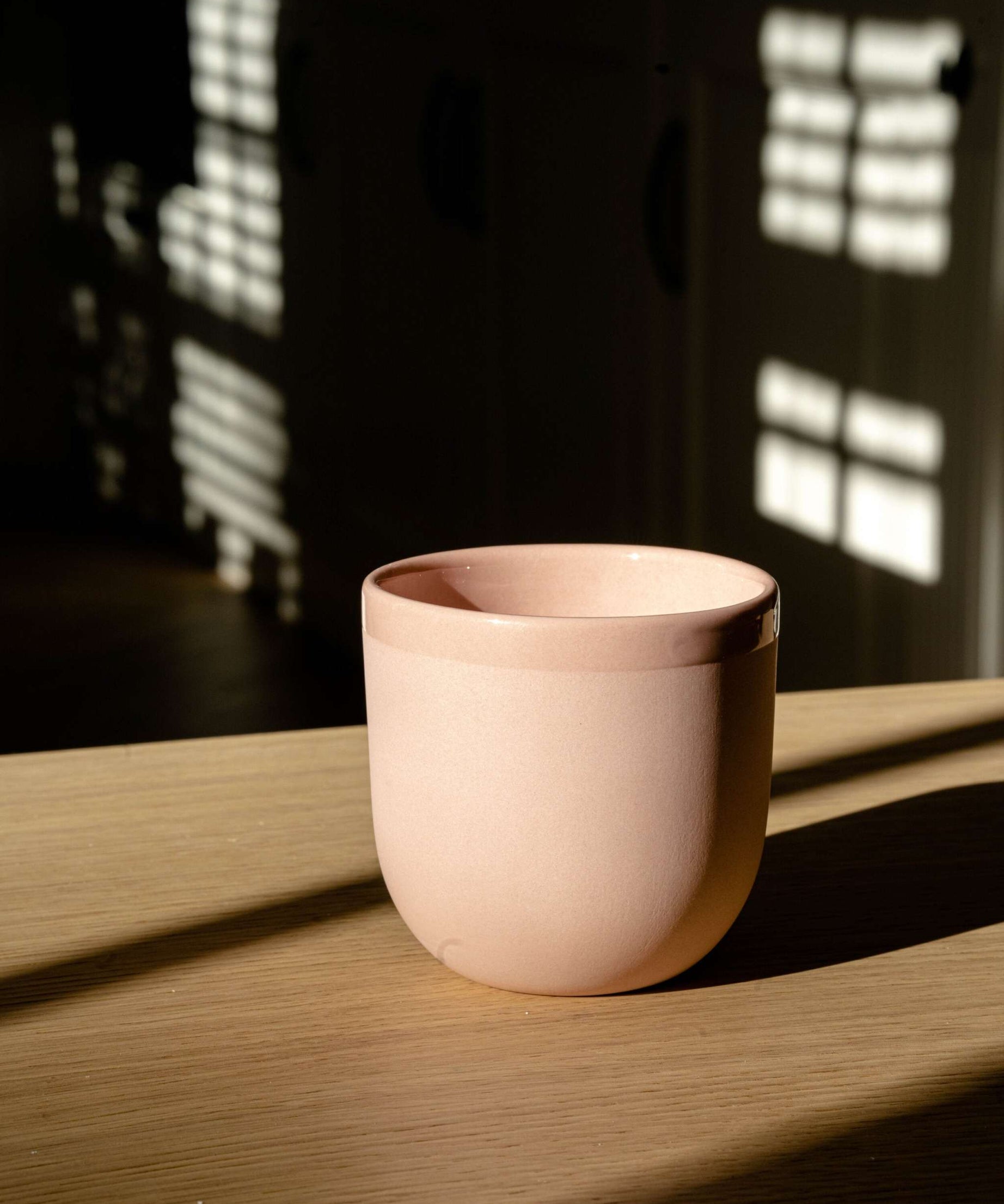 Handgefertigte Kaffeetasse aus Porzellan. Puderrosa