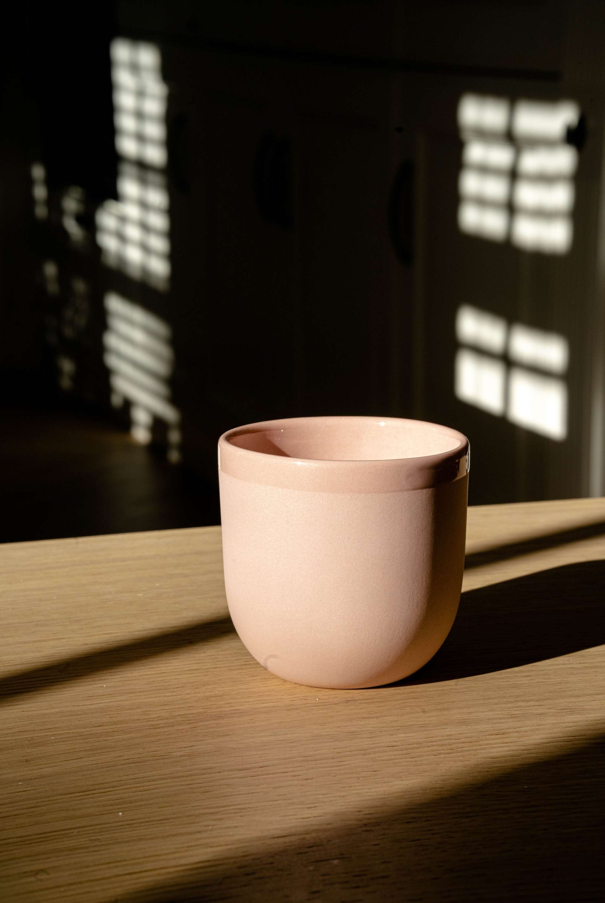 Handgefertigte Kaffeetasse aus Porzellan. Puderrosa