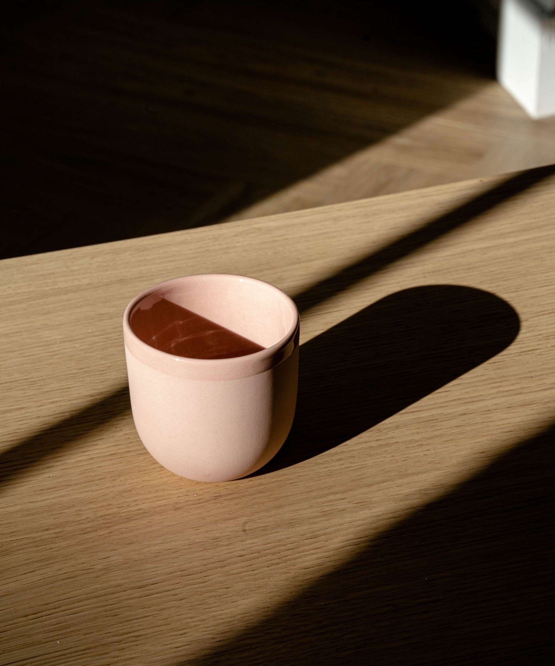 Handgefertigte Kaffeetasse aus Porzellan. Puderrosa